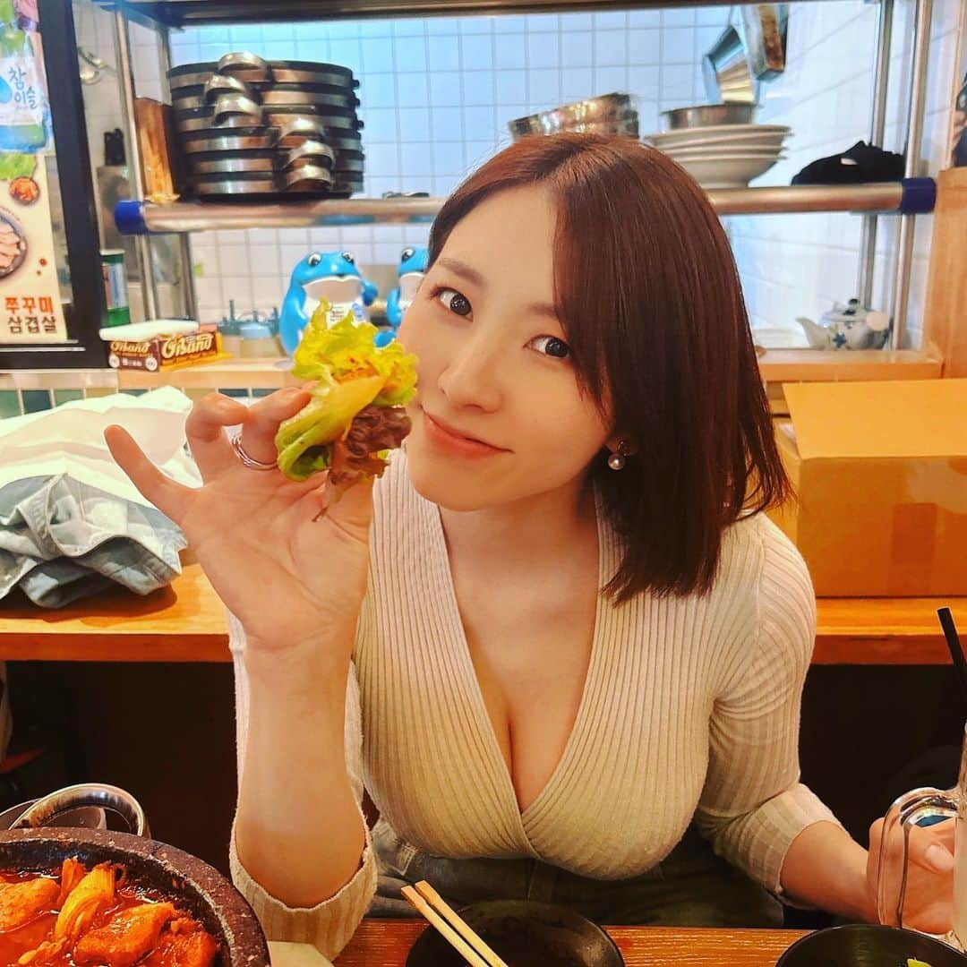 夏来唯のインスタグラム：「最近  久々の新大久保で 豚肉包んだよ！の顔です  #小指」