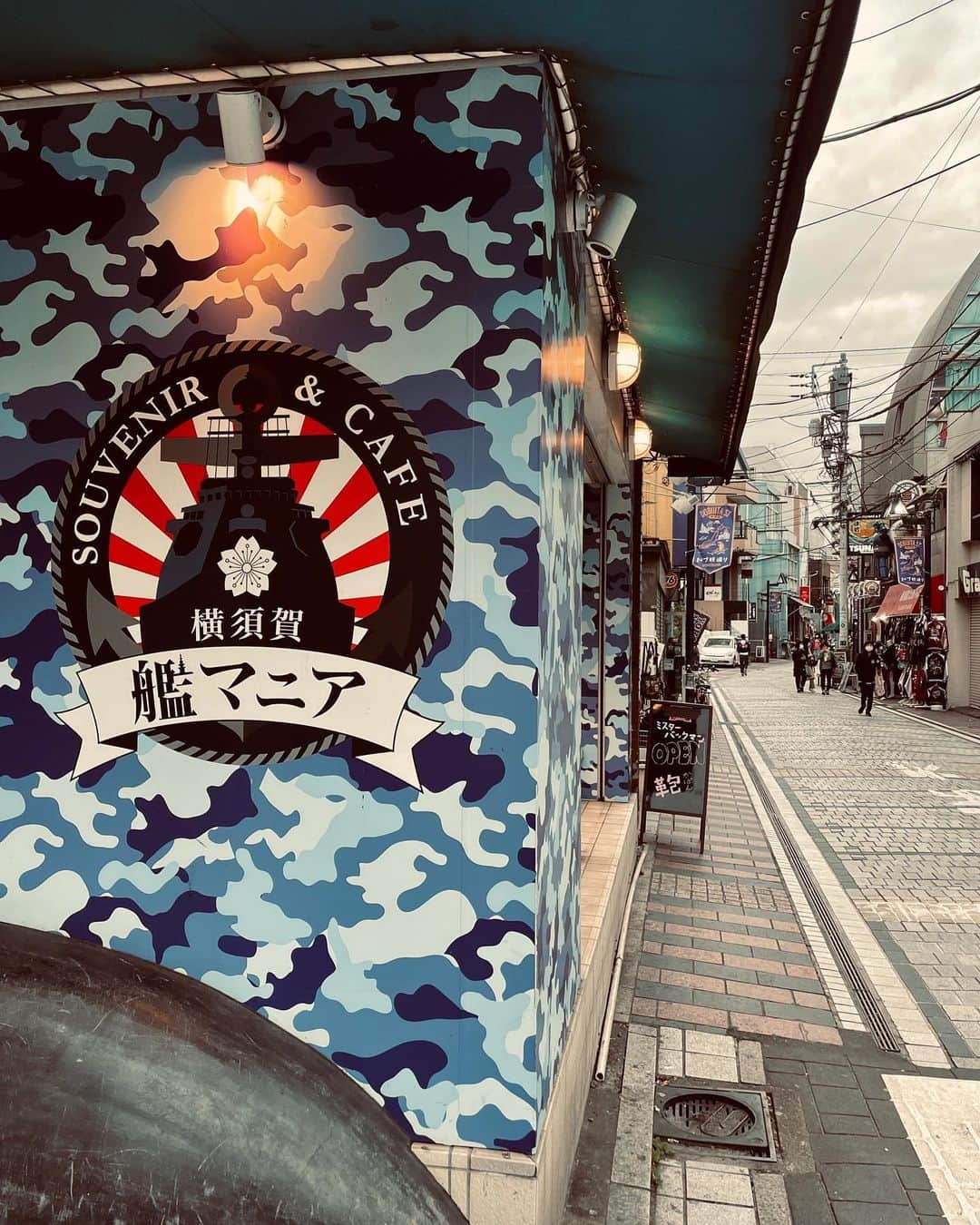 北川富紀子さんのインスタグラム写真 - (北川富紀子Instagram)「Dobuita street where the atmosphere of Japan and US influenced in Yokosuka🇺🇸 . . . 御名答！ . 横須賀「ドブ板通り」でした🙌 . . . . え . . . 何でわかったの？？？🤣🤣 . . . 「難しすぎる」って声を心配してバーガーのアート看板の横にある旗がヒントになるかな？？と思ったんだけど、逆にわかりやすくなっちゃったのかな？🤣 . . 今度はもっと難しくしてみます。笑 . . . . . . #横須賀 #ドブ板通り #Yokosuka #Kanagawa #Japan」4月25日 22時26分 - tokiko_kitagawa_