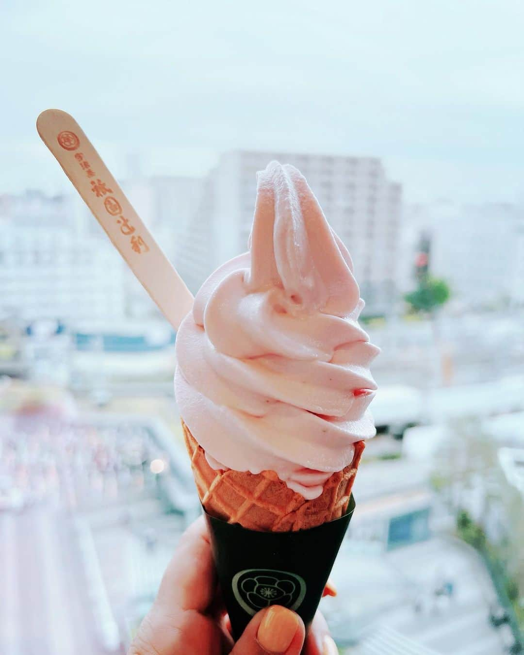 倉田雅世のインスタグラム：「さくらのソフトクリーム🌸🍦 美味しかったな。 みんなそれぞれ違うお味を選んでて面白かった。 #祇園辻利」