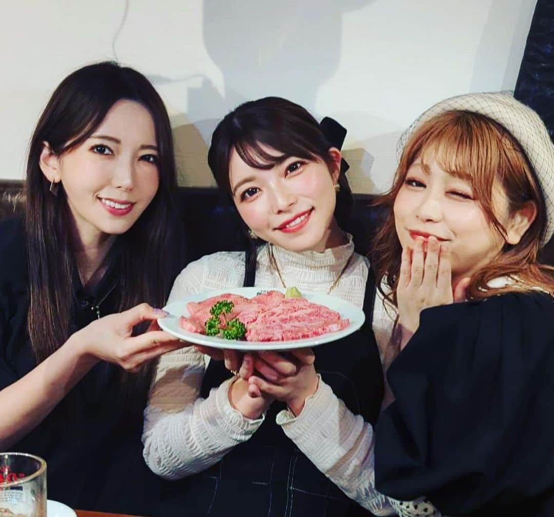 波多野結衣さんのインスタグラム写真 - (波多野結衣Instagram)「本格大衆焼肉飯田屋さん(@iidaya_shibuya )へ行ってきたよ🐮❤️‍🔥  オープンしたばっかりで渋谷の駅近くにあります！✨  お肉新鮮で、ホルモンのしゃぶしゃぶが美味しすぎて忘れられない…！🥺 土鍋ご飯も美味しいし、冷麺も最高だった〜🥰  生キムチは食べてないけど、生キムチも美味しいそうな！ 生キムチ好きだから次行ったら絶対食べます😚❤️‍🔥 . . #焼肉屋 #焼肉 #渋谷 #渋谷グルメ  #本格大衆焼肉飯田屋  #ホルモンのしゃぶしゃぶ #土鍋ご飯  #美味しい #鮮度抜群 #冷麺  #駅近グルメ」4月25日 22時30分 - hatachan524