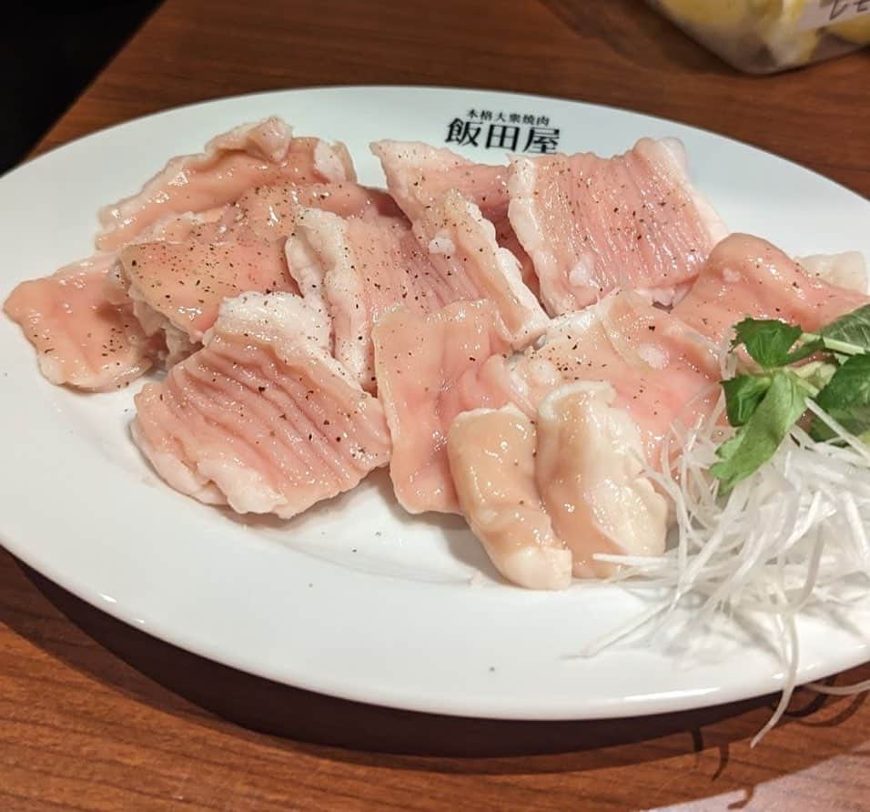 波多野結衣さんのインスタグラム写真 - (波多野結衣Instagram)「本格大衆焼肉飯田屋さん(@iidaya_shibuya )へ行ってきたよ🐮❤️‍🔥  オープンしたばっかりで渋谷の駅近くにあります！✨  お肉新鮮で、ホルモンのしゃぶしゃぶが美味しすぎて忘れられない…！🥺 土鍋ご飯も美味しいし、冷麺も最高だった〜🥰  生キムチは食べてないけど、生キムチも美味しいそうな！ 生キムチ好きだから次行ったら絶対食べます😚❤️‍🔥 . . #焼肉屋 #焼肉 #渋谷 #渋谷グルメ  #本格大衆焼肉飯田屋  #ホルモンのしゃぶしゃぶ #土鍋ご飯  #美味しい #鮮度抜群 #冷麺  #駅近グルメ」4月25日 22時30分 - hatachan524