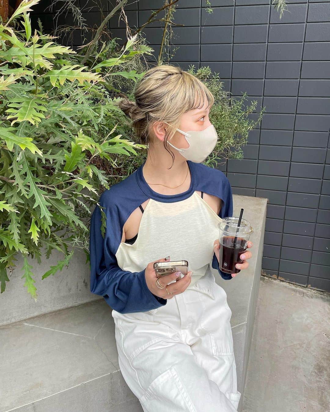 ARISAのインスタグラム：「ㅤㅤㅤㅤㅤㅤㅤㅤㅤㅤㅤㅤㅤ ㅤㅤㅤㅤㅤㅤㅤㅤㅤㅤㅤㅤㅤ ㅤㅤㅤㅤㅤㅤㅤㅤㅤㅤㅤㅤㅤ 大人気シアーラグランTEE、 新色navyです🦨 ㅤㅤㅤㅤㅤㅤㅤㅤㅤㅤㅤㅤㅤ もう絶対に買う、 待ってました…🤫♡ ㅤㅤㅤㅤㅤㅤㅤㅤㅤㅤㅤㅤㅤ みんな絶対 これ欲しいよね、、？🫶🏻 ㅤㅤㅤㅤㅤㅤㅤㅤㅤㅤㅤㅤㅤ ㅤㅤㅤㅤㅤㅤㅤㅤㅤㅤㅤㅤㅤ ㅤㅤㅤㅤㅤㅤㅤㅤㅤㅤㅤㅤㅤ ㅤㅤㅤㅤㅤㅤㅤㅤㅤㅤㅤㅤㅤ  #チャオパニック#チャオコーデ#チャオ#シアーラグランTEE #シアーラグラン#ラグラン #ラグランtシャツ #カーゴパンツ#リボンカーゴパンツ#ミリタリー#金髪ボブ #ボブヘアー#オン眉 #オン眉ボブ #ローライトカラー#ローライト #オレンジメイク#春服#シアー#フランミー#マメクロゴウチ #ユニクロ#キャミ #ブラトップ#ローライトカラー#ローライト#お団子ヘア #ciaopanic#ciaopanic_2023ss #ciaopanic_23ss #mamekurogouchi #uniqlo」