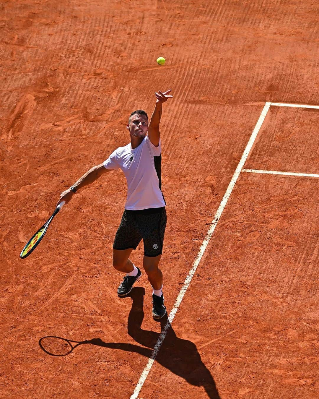 マートン・フチョビッチのインスタグラム：「On clay with @hydrogen_official」