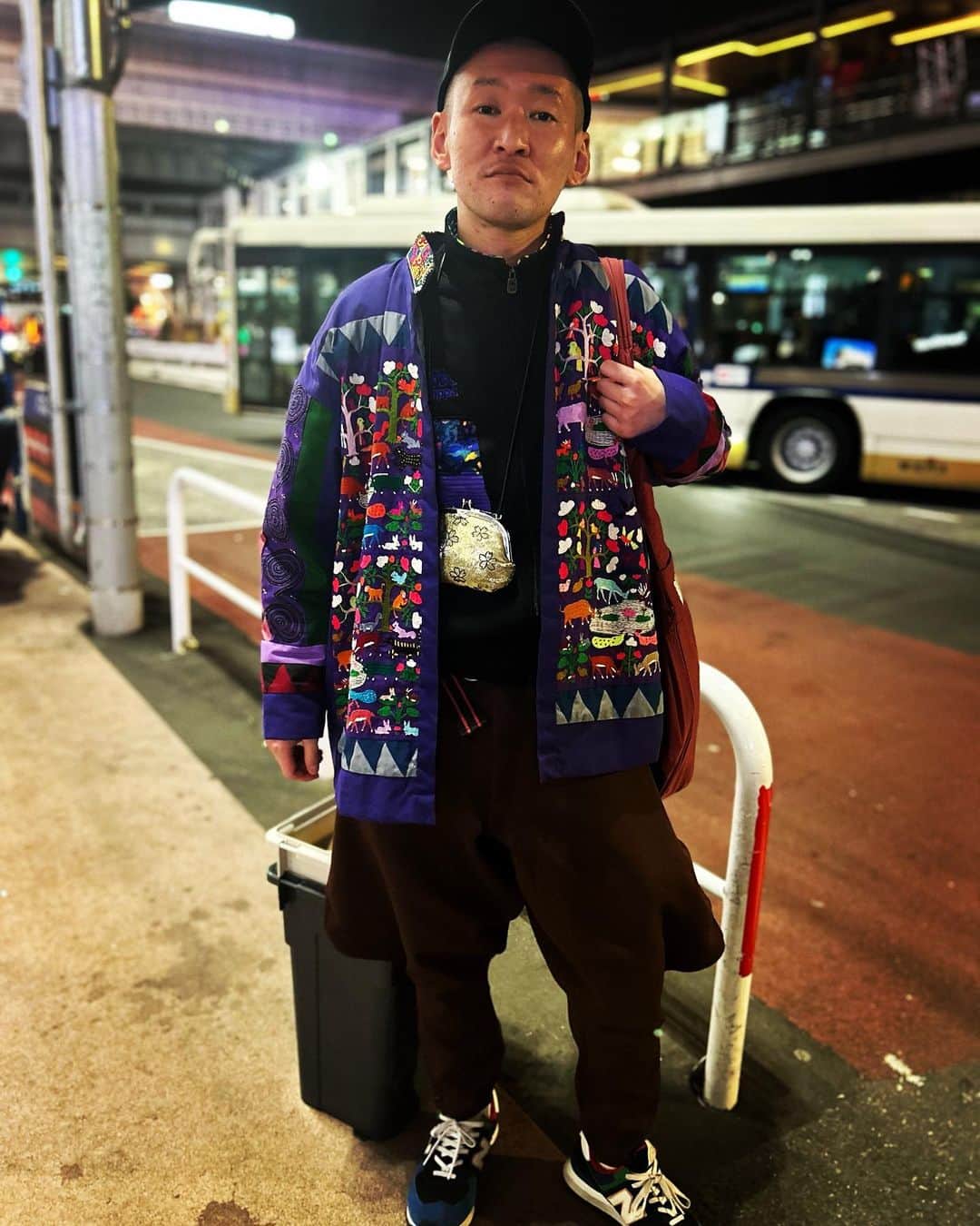 市川刺身さんのインスタグラム写真 - (市川刺身Instagram)「今日の服装。 部屋の片付け終盤戦か。 ここからが山なのか。  kappaのジャージに刺繍で動物沢山出演の羽織。 西成の古着屋で購入した絞りがエグい寅壱のニッカ。 yorozuのバッグ。 最高円寺のジャージを作っているasortさんのキャップにニューバランスの靴を履いて金のがま口を下げてドン・キホーテで購入したゴミ箱を携えて。  家の片付けが残りは服の整頓に差し掛かった所でライブの打合せへ。 一緒に帰宅したウォンバットの柳瀬に撮ってもらいました。 柳瀬ありがとう。  #今日着た服 #ファッション #古着 #寅壱 #kappa #piko #明日は幕張 #今夜でケリをつける #晩飯食べ過ぎて眠い  #よゆう」4月25日 22時49分 - soitsudoitsu