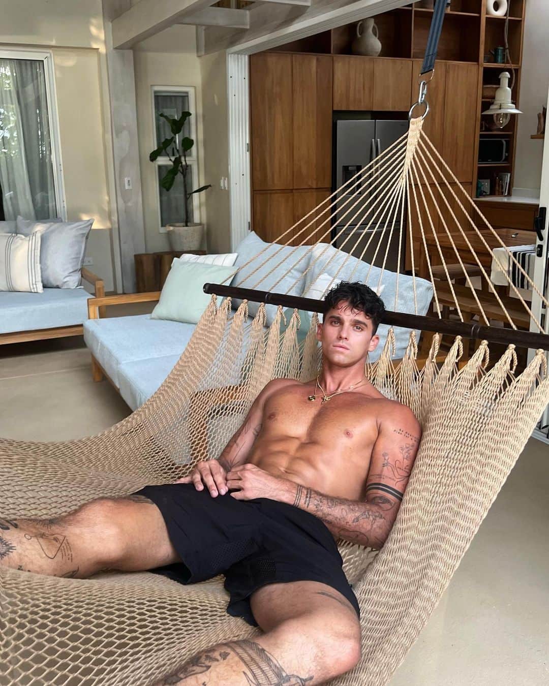 ジェイ・アルヴァリーズのインスタグラム：「Europe soon 🤍✈️」