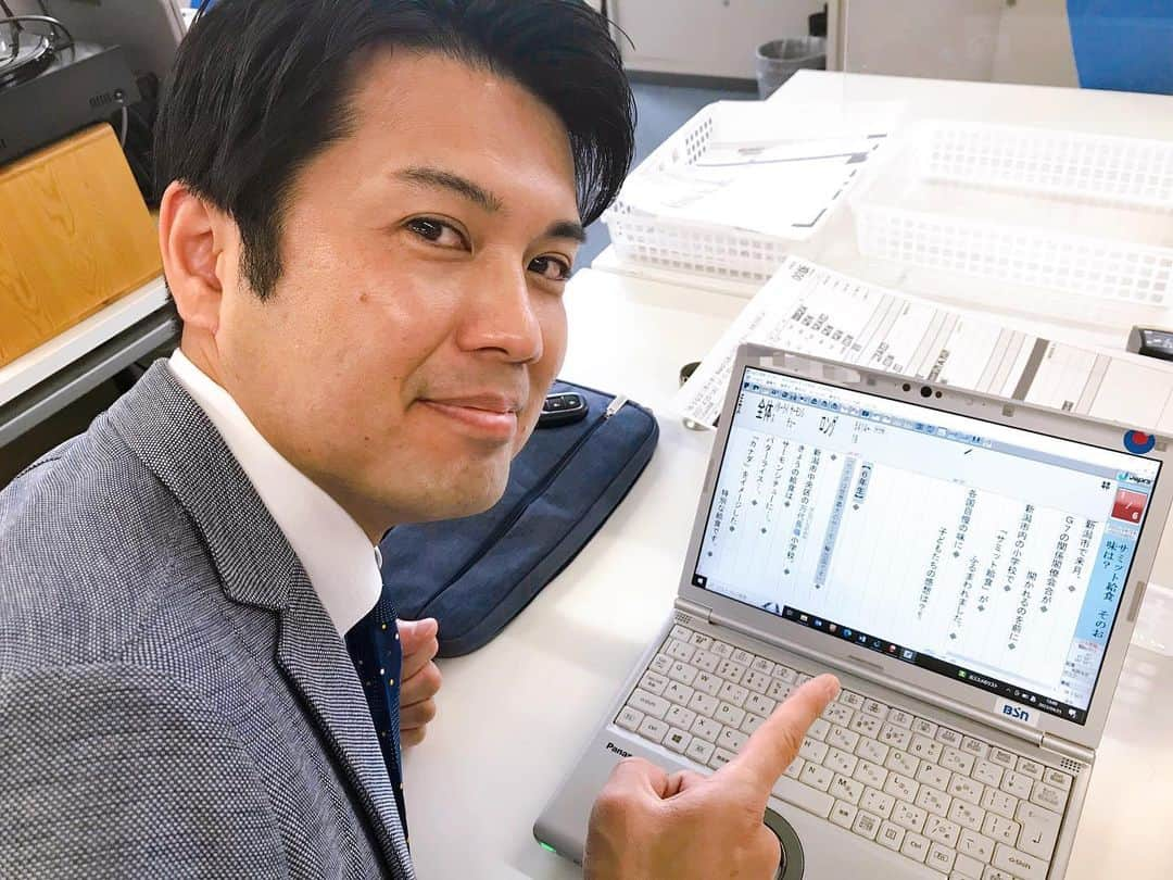 坂部友宏のインスタグラム：「1日1原稿！(そうでない日もたまにあります)  ゆうなびのニュース原稿は、 報道部全員が書く(正確にはパソコンでうつ)のですが、 もちろん私も🏋️‍♀️  ニュース種別としては、 いつもは県庁の動きが多いです。 記者会見も多々。 県政担当なので...！  3月4月は選挙の原稿多かった🥊 その他、天気、スポーツから、ほんわかする話題まで...などなどです。  きのうは、 「サミット新潟開催を機に参加国カナダの料理を小学生が給食で味わう！」 というニュース原稿を、取材して作成しました🇨🇦  ニュース原稿を書くことで、 ゆうなびキャスターとして磨かれている気がしています  言葉は正しいのか、 ニュアンスを間違えていないか、 構成はわかりやすいか、 深く向き合うことになりますから！  あすも書いて感じて伝えて、 そんな一日になりそうです🐉  少しでも見てくださる皆さまの お役に立つニュースが届けられたらと思います！  #ゆうなび #坂部友宏」