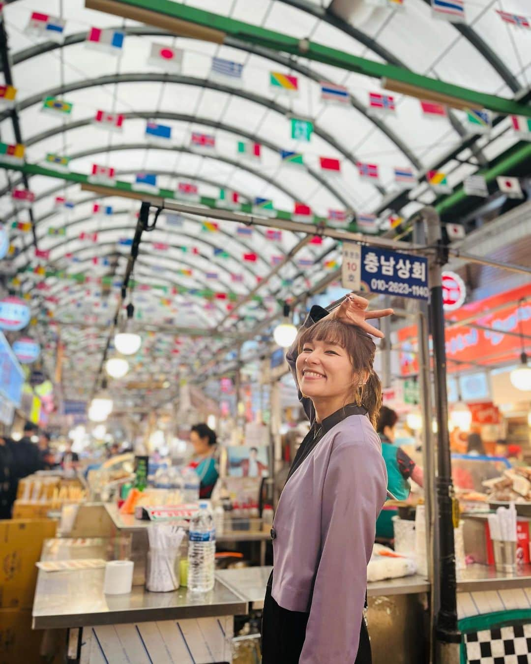 小林由佳さんのインスタグラム写真 - (小林由佳Instagram)「First time in Seoul as a tourist!🇰🇷🫰🏻  No climb just eat and drink and eat and laughing😋😁 it was short but probably one of my best travel😘 then... this weekend will be the 3rd time landing in Korea in April😂  弾丸 韓国旅行!🇰🇷✈️ 韓国は何回も行ったことあるけど クライミング抜きでのザ・観光客は初めて🫰🏻😋  食べ飲みまくって楽しかったー 笑いすぎて指から流血してる人いたし😂 美容大国なのに弾丸すぎて疲労で顔ぶっつぶつだし😂😂  そして、今週末は今月3度目の韓国上陸予定です🫡  #韓国旅行🇰🇷 #🫰🏻 #肩のり🦜 #吹き出す茶碗蒸し #なぞの透明感」4月25日 22時45分 - yuca_tan