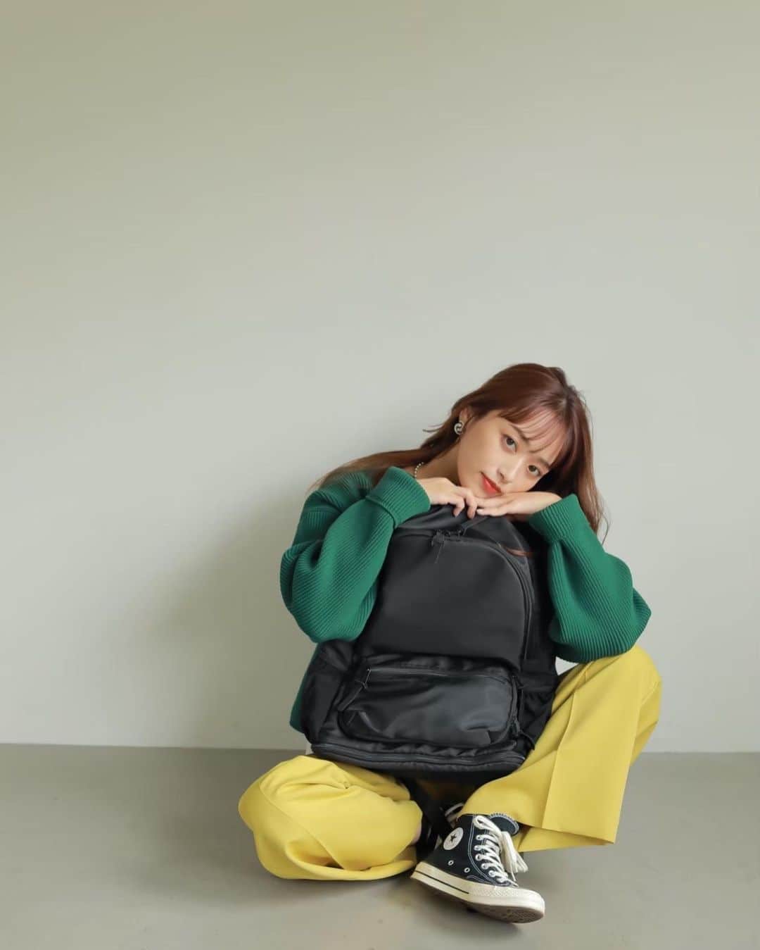 近藤千尋のインスタグラム：「@ajuga.shop 🌼 ディレクションさせてもらっている AJUGA.の大人気商品の 在庫をたっぷり増やしてもらいました🥹  買えなかった皆さん 是非チェック☑️お願いします🩷🙏  2層式リュックは リニューアルされて より使いやすく軽量のまま丈夫に🩵👏 二段式で本当に便利なリュック🎒💗  ペアレンツトートも 小旅行にもおすすめですっ💗🙆‍♀️ ベビーカーに付けれたり…👶  GW前に是非✈️✨  どれも愛情たっぷり作った 便利な最強ＢＡＧです🤍☺️  最近忙しくてなかなか新商品出せてなくて… でも、もうすぐ あのブランドさんとコラボ発売なので お楽しみに…💕☺️  #ajuga」