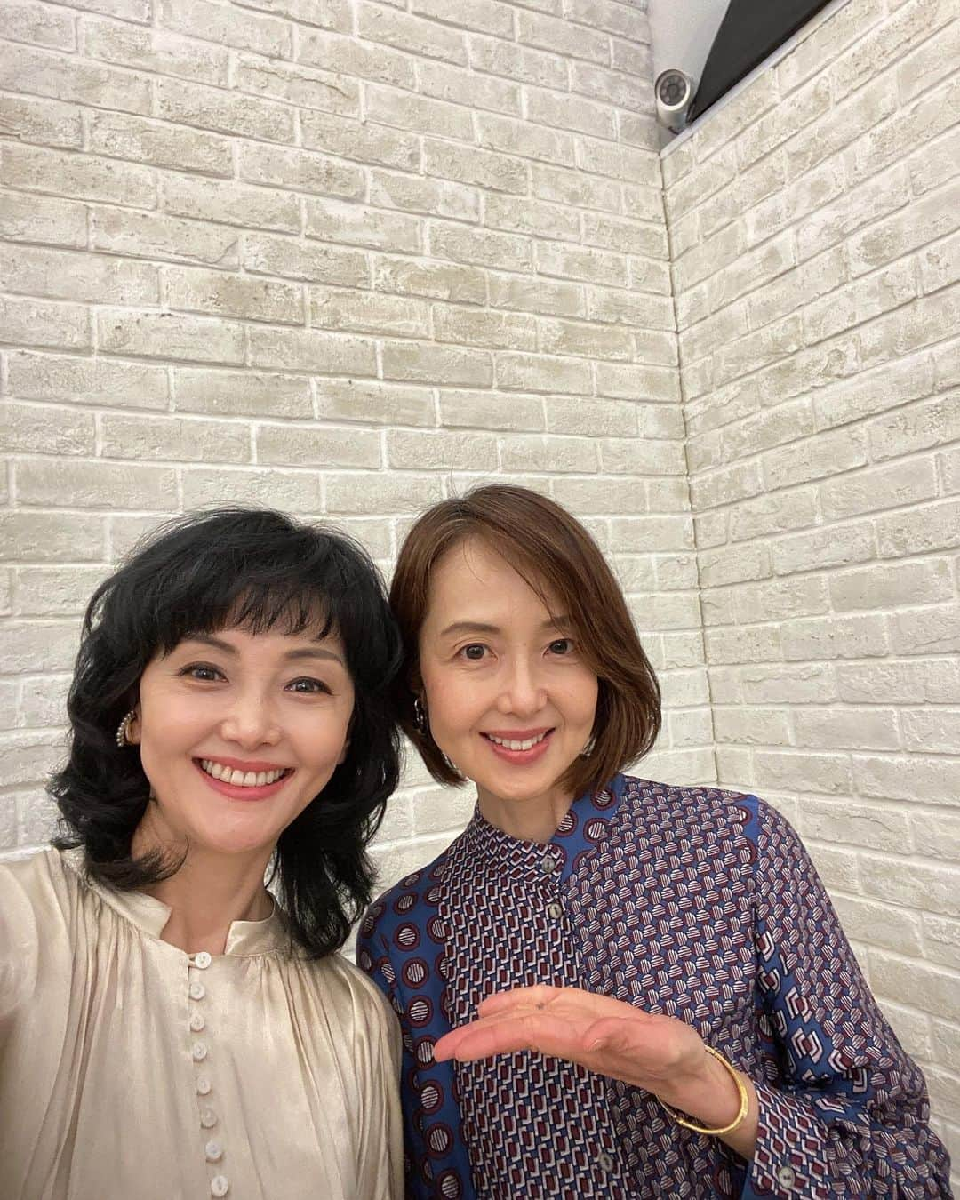 関谷亜矢子さんのインスタグラム写真 - (関谷亜矢子Instagram)「南果歩さん。永遠の少女のような可愛らしさと透明感✨ でもお話すると、とっても情熱的で、楽しくて。 ｢いつも新しい自分を発見していたい」 女優さんだけでなく、5年前からはバンドも結成！東北の子供たちに始まった読み聞かせも続けて、絵本も作られて。  著書『乙女オバさん』では、いくつになっても夢を見続ける「乙女オバさん」のススメ。人は何度でも再生できるとも。 同じ年生まれの果歩さんに言われると、俄然やる気に満ちてきます‼️  とっても気さくに果歩さんが自撮りしてくださった写真。ありがとうございました🥰  #南果歩 さん #透明感  #乙女オバさん  #自撮りお上手 👏 #マミークラン  #関谷亜矢子の食卓げんき印」4月25日 22時46分 - ayakosekiya.516