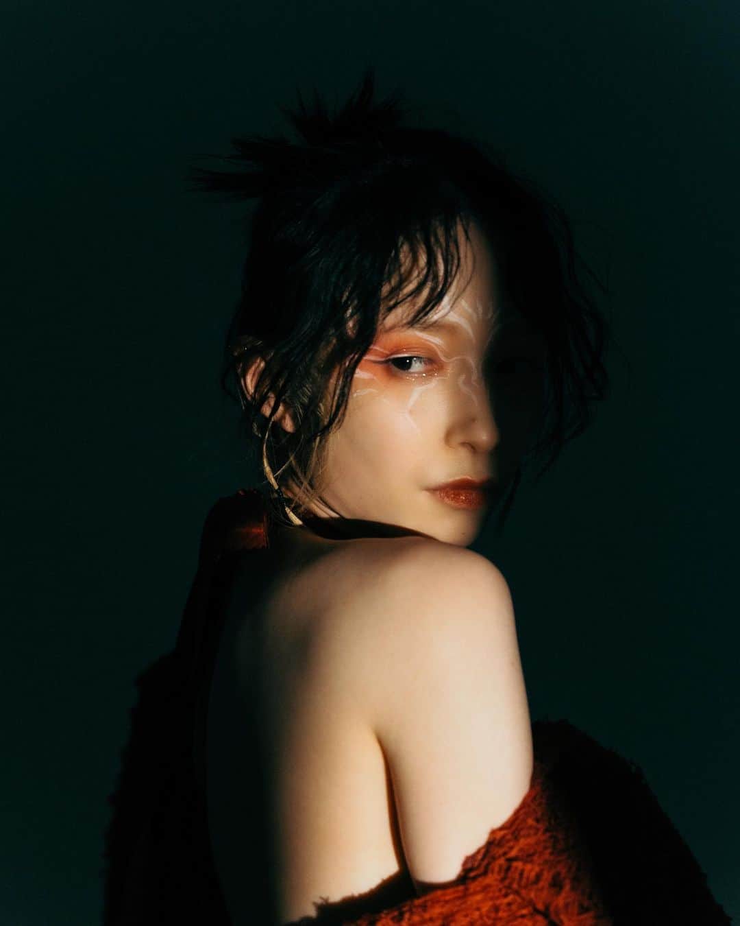 つぶらのインスタグラム：「.  photo @yuki_hatakeyama_  hairmake @misaki_works  stylist @yui_yanagiya   #photo #portrait #photography #model #作品撮り」