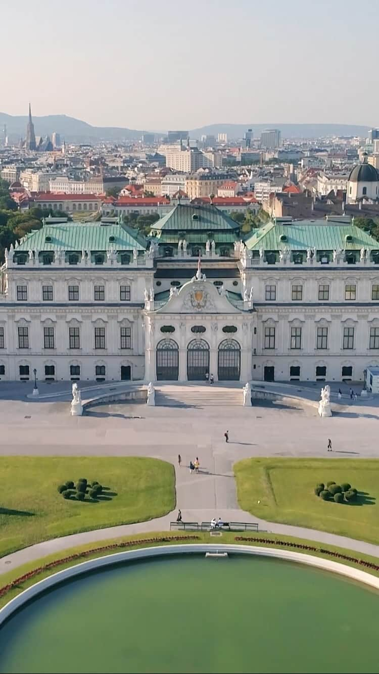 Wien | Viennaのインスタグラム：「Spring in Vienna feels like a dream! 🐝🌻🍀 Parks like the @belvederemuseum palace garden are in full bloom and invite you to go for a stroll and enjoy #Vienna!  #viennanow #belvederepalace #belvederegardens #baroquegarden #visitvienna #springday #sunnyvibes #springinvienna #exploreaustria #exploreeurope #traveltheworld」