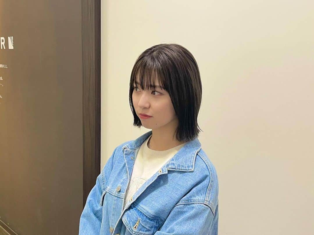 ジョナゴールドのインスタグラム：「♥ 髪切った💇‍♀️💇‍♀️ そしてカラーのトーンも落として透明感重視ヘアーです👶🏻 ・ 野呂さんありがとう🤗 @as_k2_buzz_cocorira  ♥ #ボブ #黒髪ボブ #buzzhair #バズヘアー」