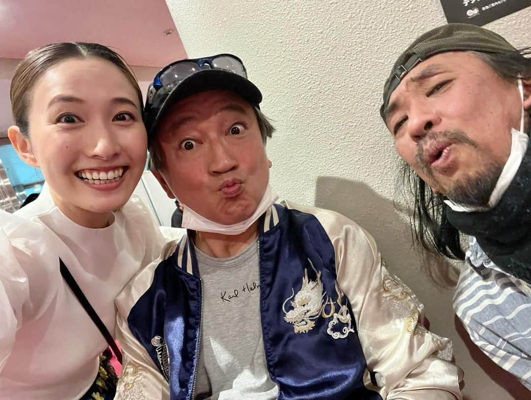 実咲凜音さんのインスタグラム写真 - (実咲凜音Instagram)「. La Mancha family❤️‍🔥  愛すべき方々。  出演者の皆さん全員を尊敬！  松さぁぁん🥹 かっこよくて凛としていて，素晴らしい方。 もう、だいすき。  女性キャストのみんなも❣️  一緒の楽屋で毎日楽しかった😭 りこちゃん、ひなちゃん、 まりなちゃんからプレゼントの お揃いの思い出のTシャツ。 あれは家宝。  み~んなとお写真撮りました👀 すべてではないですが🥹 ほんの少しの思い出を。  伊原カラスコさんとのお芝居も 毎日新鮮でございました☺️ 普段の洸子さんと伊原さんの絡みが大好きだった😂  はじめさん、すーさん、なおきさん、 やまさん、じゅんやさん ここに写っていない方もみーんな！ 舞台上では，荒くれ共の役だったりしましたが、 普段は優しい方ばかり😌  ラマンチャの歴史を教えて下さったり， 愛情深いのです。  #ラマンチャの男 #ありがとうございました😊 #お歯黒写真は #楽屋でのお遊び✌️ #今回も私のiPhoneには洸子さんのお写真いっぱい #🤓✌️」4月25日 22時52分 - misaki_rion