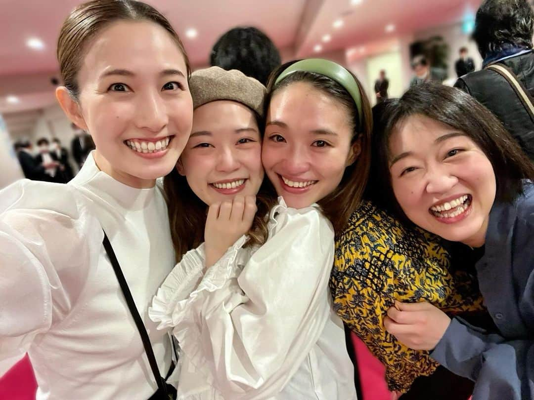 実咲凜音さんのインスタグラム写真 - (実咲凜音Instagram)「. La Mancha family❤️‍🔥  愛すべき方々。  出演者の皆さん全員を尊敬！  松さぁぁん🥹 かっこよくて凛としていて，素晴らしい方。 もう、だいすき。  女性キャストのみんなも❣️  一緒の楽屋で毎日楽しかった😭 りこちゃん、ひなちゃん、 まりなちゃんからプレゼントの お揃いの思い出のTシャツ。 あれは家宝。  み~んなとお写真撮りました👀 すべてではないですが🥹 ほんの少しの思い出を。  伊原カラスコさんとのお芝居も 毎日新鮮でございました☺️ 普段の洸子さんと伊原さんの絡みが大好きだった😂  はじめさん、すーさん、なおきさん、 やまさん、じゅんやさん ここに写っていない方もみーんな！ 舞台上では，荒くれ共の役だったりしましたが、 普段は優しい方ばかり😌  ラマンチャの歴史を教えて下さったり， 愛情深いのです。  #ラマンチャの男 #ありがとうございました😊 #お歯黒写真は #楽屋でのお遊び✌️ #今回も私のiPhoneには洸子さんのお写真いっぱい #🤓✌️」4月25日 22時52分 - misaki_rion