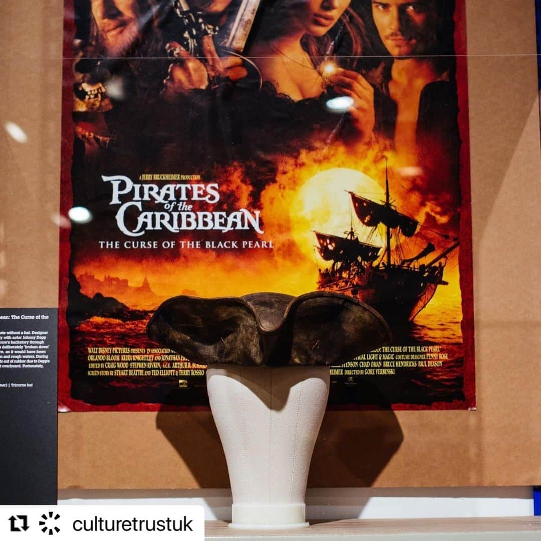 ピアーズアトキンソンさんのインスタグラム写真 - (ピアーズアトキンソンInstagram)「“Johnny Depp's Pirates hat stars in Luton exhibition" - @bbcnews, featured alongside creations by #piersatkinson @ltmillinery (thanks for the photos) and @lomaxandskinner (thanks for the copy!) and many more!  🎩 @culturetrustuk much-anticipated #HatsMadeMe exhibition is now open! Uncover the secrets of this captivating showcase, book through @culturetrustuk bio.  🌍 "A globally influential collection of hats and headwear." - Sam Javid  This enchanting exhibition boasts over 200 remarkable objects that'll leave you in awe! Dive into the fascinating world of headwear and uncover the stories behind these iconic pieces. Check out the full article now available on the BBC's website, under the Beds, Herts & Bucks section.  Curated by @yona.lesger  The exhibition is now open until December.  The Culture Trust Luton present Hats Made Me, a major exhibition that explores the global significance of hats and headwear. The exhibition, staged at Stockwood Discovery Centre, features objects from the world’s most celebrated fashion and performance milliners as well as 400 years of hats from the collection.  Featuring more than 200 objects, the exhibition includes a red visor design chosen by Beyoncé for her Cuff It video, a bridal hat worn by Cara Delevingne in Vogue, Michael Keaton’s cowl from Batman, a teal velvet hat donned by Kate Sharma in the Netflix hit show Bridgerton, and a lace mantilla worn by Queen Isabella II of Spain.  From Sylvester McCoy’s Doctor Who hat, to Cate Blanchett’s headpiece for her Oscar-nominated role playing the monarch in Elizabeth: The Golden Age made by Stephen Jones OBE, to a Stormtrooper helmet from Return of the Jedi, the exhibition presents hats and headwear that have featured in global film and cinema.  Hats Made Me also represents Luton’s own social and cultural heritage, with a stunning array of headpieces including a durag, an Irish Catholic communion veil, silk and gold Ghanaian headdresses, Muslim prayer caps and Sikh turbans. Also on display is a Miss Vauxhall Tiara worn by the winner of a beauty pageant sponsored by Vauxhall Motors – an object that unites the hat and motoring industries that built Luton.   #HatsMadeMeDoIt」4月25日 22時52分 - piersatkinson