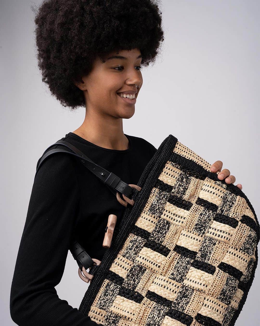 ジャマンピュエッシュのインスタグラム：「A classy tote bag entirely handmade of raffia using a multitude of artisanal techniques. #jaminpuech #raffiabag #raffia #woven」