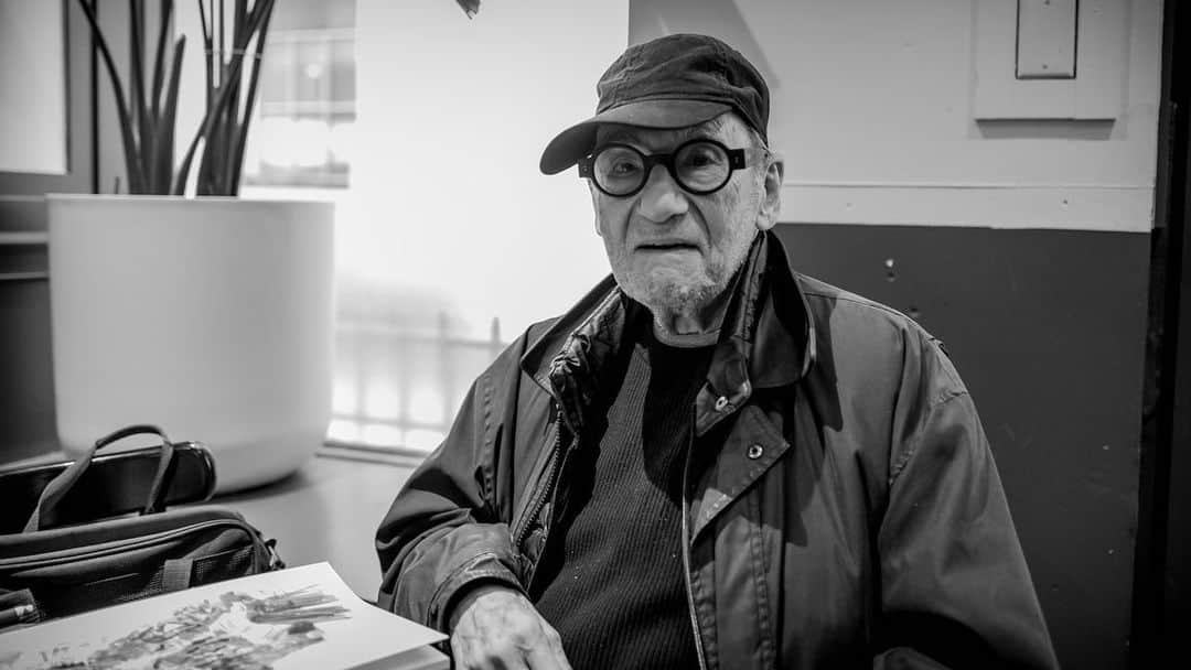 のインスタグラム：「I met Art this morning while getting coffee. Art is an artist and he was painting a watercolor of his wife reading a book. He said she hates to be painted but he paints her anyway. He proceeded to ask me about my camera and wanted to take a photo with it. He told me that he’d paint me as well. Now I have a watercolor that Art made and it will be framed and put in my office.  I think we are meant to cross paths with certain people at a certain time. Every now and then it just takes us stepping out of our comfort zone to say hello. It makes a world of difference in your day and possibly theirs too. #leicaq2monochrom」