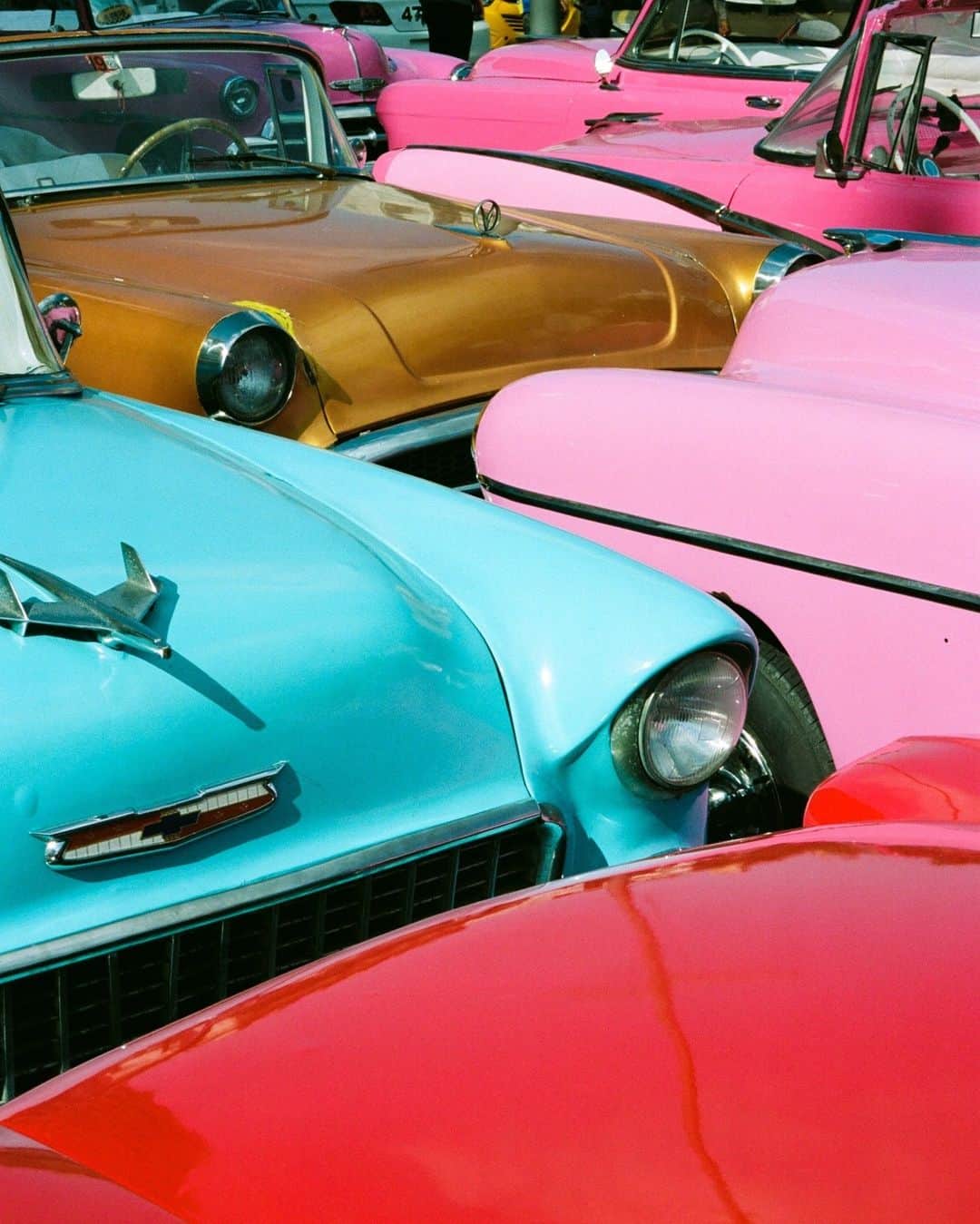 ライカさんのインスタグラム写真 - (ライカInstagram)「In the rhythm of colours   We're singing 'ooh na-na...Half of my car is in Havana...'  📷: @filmbyloulou #LeicaCamera #Leica #🔴📷」4月25日 23時00分 - leica_camera