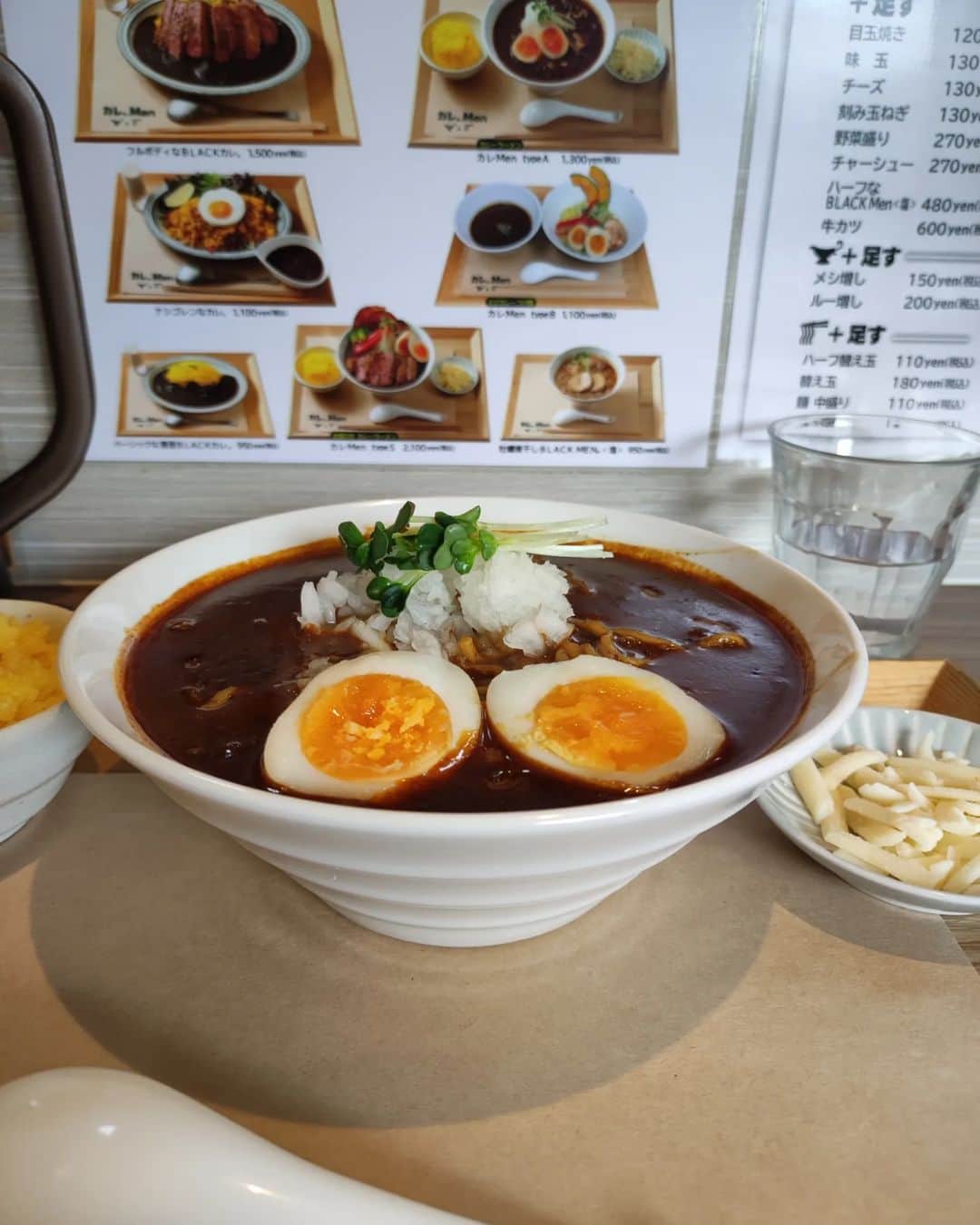 つけMen野郎のインスタグラム：「カレMen typeA カレと。Men カレーと麺いいじゃない。スープであるカレーはデフォでやや辛め。後を引かない辛さでじわじわくる。野彩をふんだんに使っているのか、ナチュラルな甘さも仄かに感じる。さらさらではなくドロドロな粘度。むちっとした麺。ターメリックライスとチーズがデフォで付く。カレーラーメンたまにあるけど、専門店ってのが面白かったです。」