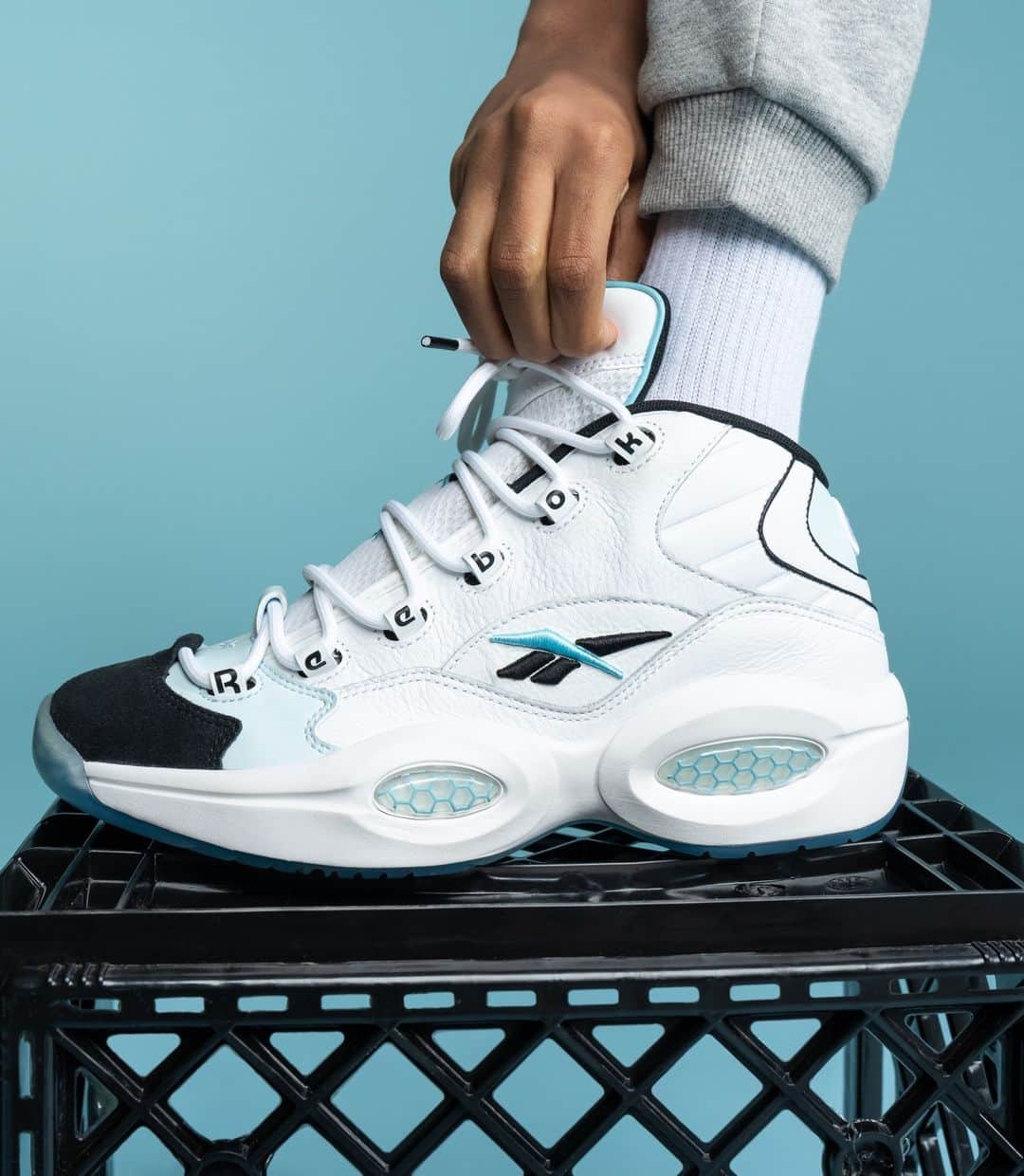 Foot Lockerのインスタグラム：「@reebok x @anuel collection 🇵🇷   Celebrate Anuel’s Puerto Rican roots with this Foot Locker exclusive collection in connection with our ‘Be Seen’ campaign highlighting those within the autism community during Autism Awareness/Acceptance month.   Shop the collection now.  📸: @gamutmanagement」