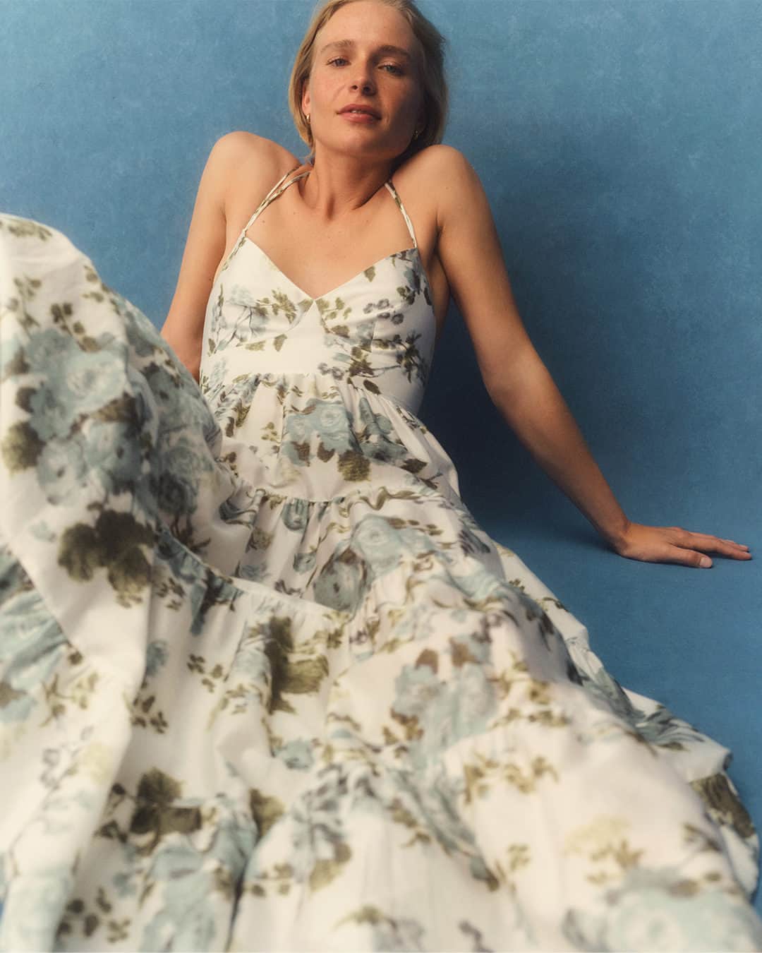 ネッタポルテのインスタグラム：「EXCLUSIVE: NET-A-PORTER x @erdem. Explore the exclusive vacation capsule, featuring fancy florals and unique embroidery – available only at #NETAPORTER. 🌼  Tap the link in bio to shop the capsule now.」