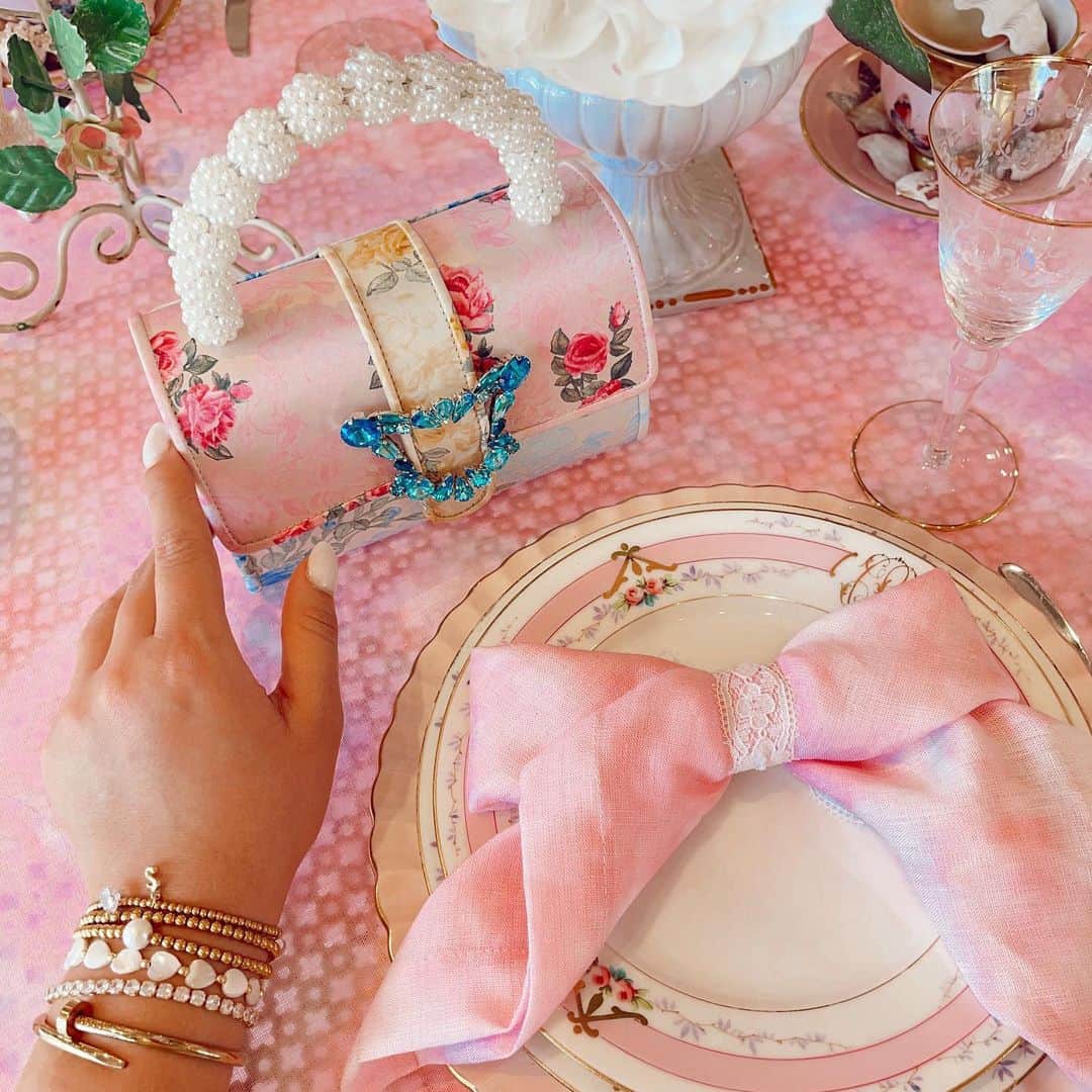 SOPHIA WEBSTERのインスタグラム：「Our new Sophia Webster x @loveshackfancy ‘Margaux’ bag is the prefect tea party companion 🌸☕️🌸  📸- @caraosello  #SophiaWebster #SophiaWebsterXLoveShackFancy #LoveShackFancy」