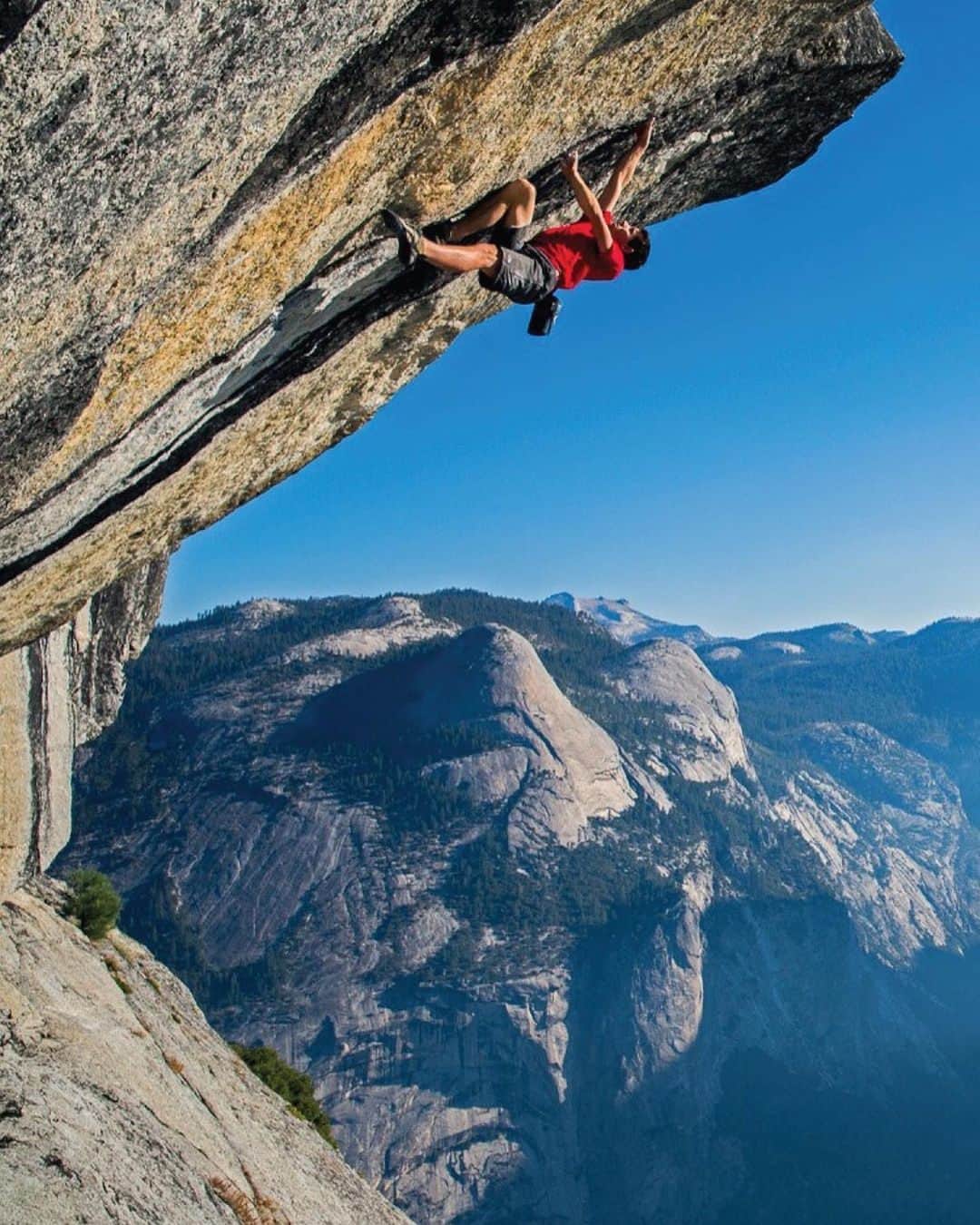 ジミー・チンのインスタグラム：「The shot. Getting the shot.  @alexhonnold free soloing Heaven (5.12d) back when he was living in his old van. Always a deep collaboration between the athlete and film team, especially when the stakes are high. Much of the trust and what was learned filming together over 10 years is what made the making of @freesolofilm possible. Gotta pay your dues.   Prints available at the link in bio.  @dirkcollins @brittmumma @shawn_corrigan @wynnruji @thenorthface」