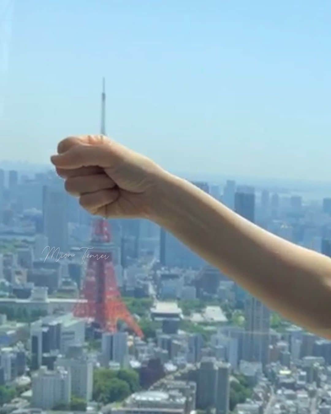 天玲美音さんのインスタグラム写真 - (天玲美音Instagram)「東京タワーつーかんだっ🗼 このお写真をいつ出そうかなぁ？と思っていて、今ふと脳裏に浮かんだので、これはその時がきた！と思い投稿します✨  私のスマホのカメラロールから  手の出演 : MION TENREI 天玲美音 #美音の空飛ぶシリーズ  #美音のつかんだシリーズ (←New)  4/25(火)の #あのてん ◡̈  ✮今日は、#六本木ヒルズ 開業の日 ちょっと役立つ情報  ✮#坂本龍一 さん 私の大好きな一曲♪  ✮とっておきのphotoと共に！  ✮素敵な日々を...✨  📻ハイライト【Radio①】へ  #シンボル #東京 #空  #あの日の写真 #天玲美音info 好きです♡ #東京タワー🗼 #tokyo #東京 #美音の撮る世界 #美音の撮る空 #美音の撮る東京タワー #tokyotower #東京タワー好き #空 #空が好き #そらすきな人と繋がりたい #空が好きな人と繋がりたい」4月25日 23時02分 - miontenrei