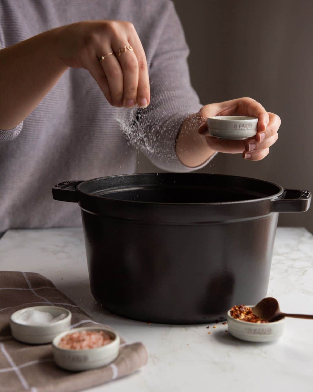 Staub USA（ストウブ）のインスタグラム：「Our condiment dishes are perfect for holding small amounts of herbs or spices while prepping your ingredients, or for serving salt and pepper at your table. This sleek enameled stoneware is an elegant addition to your kitchen, featuring clean lines and a beautiful speckled finish. Swipe to get a closer look at the lovingly crafted details 👉 #madeinstaub」