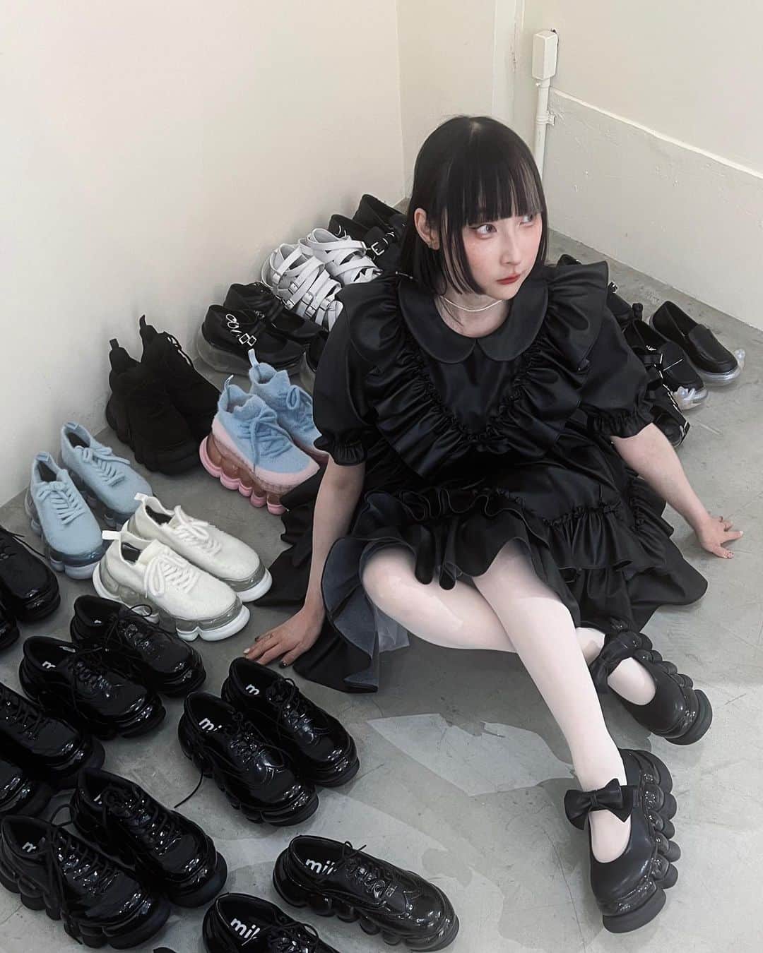 RinRinさんのインスタグラム写真 - (RinRinInstagram)「なんか私にピッタリなコーデ発見🖤💜 やっぱりファッションって楽しい🖤 my perfect coord 💜🖤   最後に動画もあります♪ there’s a video at the end ♪  @mikiosakabe_jennyfax_clothing AW exhibition  Shoes by @grounds.official   🎵 Kali Uchis - Moonlight  #rinrindoll #japan #tokyo #harajuku #japanesefashion #tokyofashion #harajukufashion #東京 #コーデ #今日のコーデ #原宿 #ootd #mikiosakabe #jennyfax #grounds」4月25日 23時03分 - rinrindoll