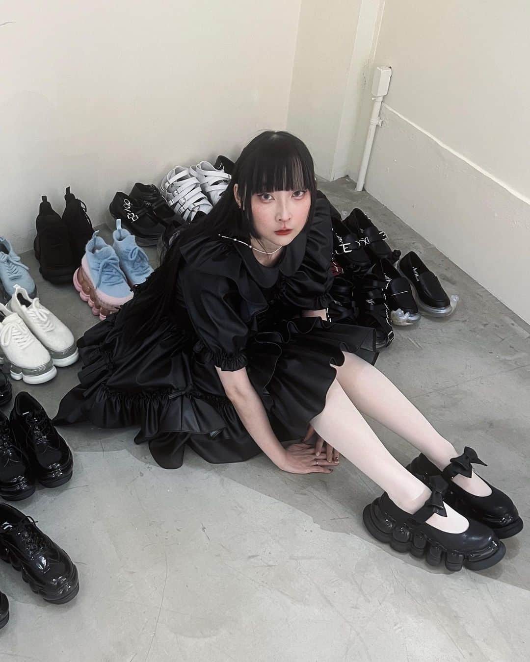 RinRinさんのインスタグラム写真 - (RinRinInstagram)「なんか私にピッタリなコーデ発見🖤💜 やっぱりファッションって楽しい🖤 my perfect coord 💜🖤   最後に動画もあります♪ there’s a video at the end ♪  @mikiosakabe_jennyfax_clothing AW exhibition  Shoes by @grounds.official   🎵 Kali Uchis - Moonlight  #rinrindoll #japan #tokyo #harajuku #japanesefashion #tokyofashion #harajukufashion #東京 #コーデ #今日のコーデ #原宿 #ootd #mikiosakabe #jennyfax #grounds」4月25日 23時03分 - rinrindoll