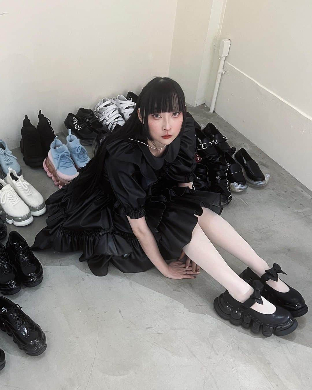 RinRinのインスタグラム：「なんか私にピッタリなコーデ発見🖤💜 やっぱりファッションって楽しい🖤 my perfect coord 💜🖤   最後に動画もあります♪ there’s a video at the end ♪  @mikiosakabe_jennyfax_clothing AW exhibition  Shoes by @grounds.official   🎵 Kali Uchis - Moonlight  #rinrindoll #japan #tokyo #harajuku #japanesefashion #tokyofashion #harajukufashion #東京 #コーデ #今日のコーデ #原宿 #ootd #mikiosakabe #jennyfax #grounds」