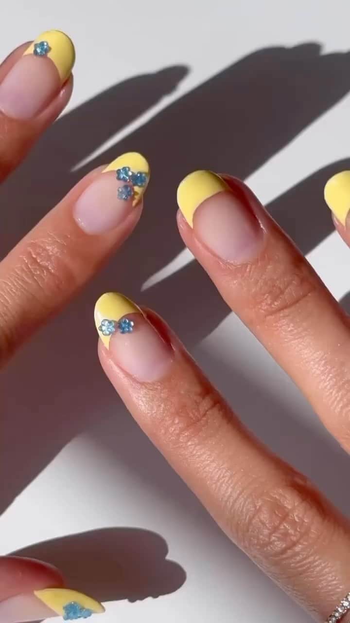 Revlonのインスタグラム：「Currently obsessed with Lemonade Nails 🍋  @laurenladnier puts a refreshing spin on the trend with some lemon tips & floral embellishments, using: ✨ Comfort + Control Nail Nipper ✨ Ultra HD Snap! in Makin’ The Most (002) ✨ Comfort + Control Tweezers」