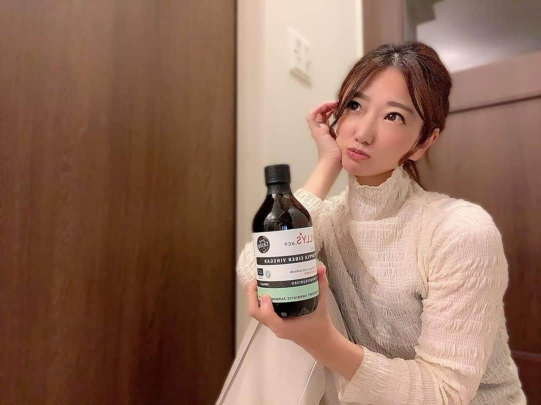 阿川麻美さんのインスタグラム写真 - (阿川麻美Instagram)「腸活のために @willysacv_japan の 'Original’フレーバー アップルサイダーヴィネガーを🍎  原液で25mlを目安に毎日摂取するだけで 腸内環境が改善され、様々な効果を期待することができるらしい✨  シンプルに飲み物として水や炭酸水で飲んだり オイルとブレンドして塩で軽く味を調えてオリジナルのドレッシングを作ったり… しかもびっくりなのがこれ、 食用としてだけでなく、水で薄めて化粧水代わりに使用することもできるの！ 万能すぎる🥺🙌  #willysacv #willysapplecidervinegar #ウィリーズエーシーヴィー #ウィリーズアップルサイダーヴィネガー #willysACV体験 #りんご酢 #リンゴ酢 #腸活 #生きたマザー」4月25日 23時05分 - asamichi922