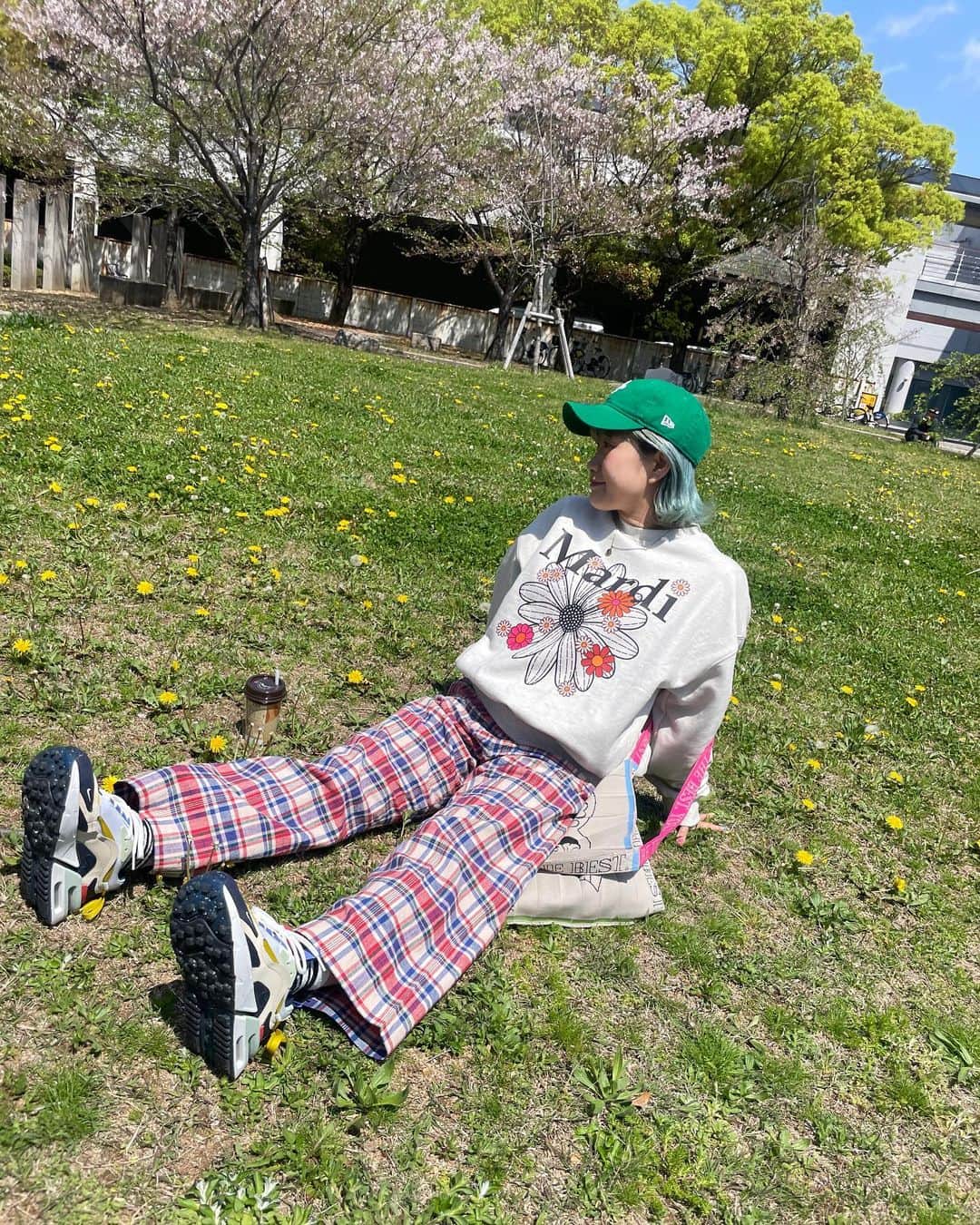 HANAのインスタグラム：「🌸🌱🧢👟🧸」
