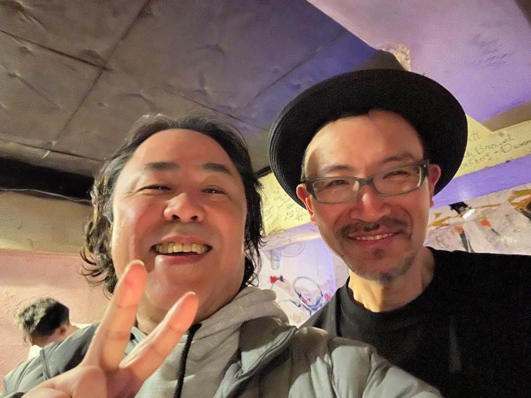 日浦孝則のインスタグラム：「約12年ぶりに那須野に逢いに行った。高円寺の次郎吉。入るのは初めて。 いやー、聞いたことない音楽だった。訳が分からないことが良い刺激になったはず。 那須野は12年振りだけど余り変わってない。2011年のアルバムの中の曲、before 3.11 でベースを弾いてくれてる。あの時も27年振りの再会だったなぁ。 　 本日のライブは「大文字」。 関西にいる人は意図通りに読むだろうけど、そうじゃない人は割と、オオモジって読むかも。  メンバーの皆さんは、 ホッピー神山さんpf,key,vo 吉田達也さんdr,vo そして、ナスノミツルb という面々。初めましてのみなさんでした。  那須野は元Woody Mind のベースでした。今日は思いがけず、「30周年ライブの参加断ってすんませんでした〜ほんま〜！」って最初に話が出てびっくりした。いやいや気にしないで良いよ。誰も真っ直ぐな道を横目も触れずに進まないといけない時はあるもんだ。  いやー元気そうで何よりだべ！ 那須野〜！」