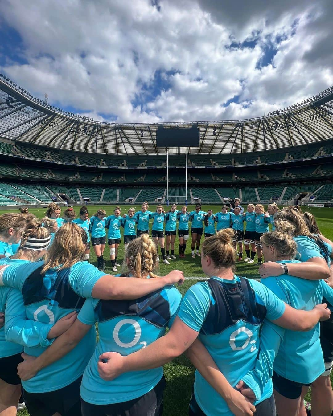 ラグビーイングランド代表のインスタグラム：「𝐇𝐨𝐦𝐞 🌹  #ENGvFRA」