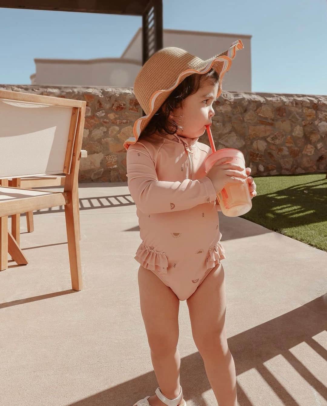のインスタグラム：「Girls just wanna have sun! ☀️  📸: @lifeofashley」