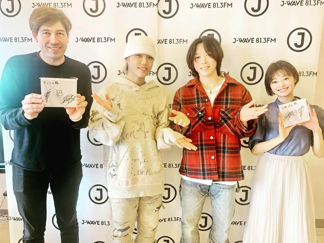 Saschaさんのインスタグラム写真 - (SaschaInstagram)「今日のJ-WAVE STEP ONEには Be:FirstのSOTAさんとSHUNTOさんが登場！ リスナーからの一問一答にも丁寧に答えてくださって 本当にBESTY想いです！ サイン入りCDもありがとうございます！ 明日リリースです！ ミュージックビデオもとてもかっこいいのでお見逃しなく！！」4月25日 23時11分 - sascha348