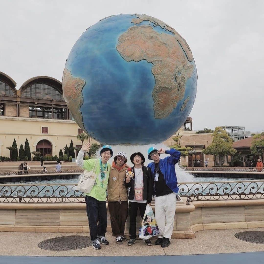 竹内一希のインスタグラム：「昨日は久しぶりにディズニーシーに行ってきました。 今回はのんびり回ろうかなと思っていても、いざ行くとヘトヘトになるまで遊び尽くしてしまいますね。 ソアリンに乗れたし、「ビリーヴ！～シー・オブ・ドリームス～」も観れて大満足！ やはりディズニーシーとMISIAの組み合わせは最強。良過ぎる。 写真は三森さんが撮った膨大な写真から拝借しました。」