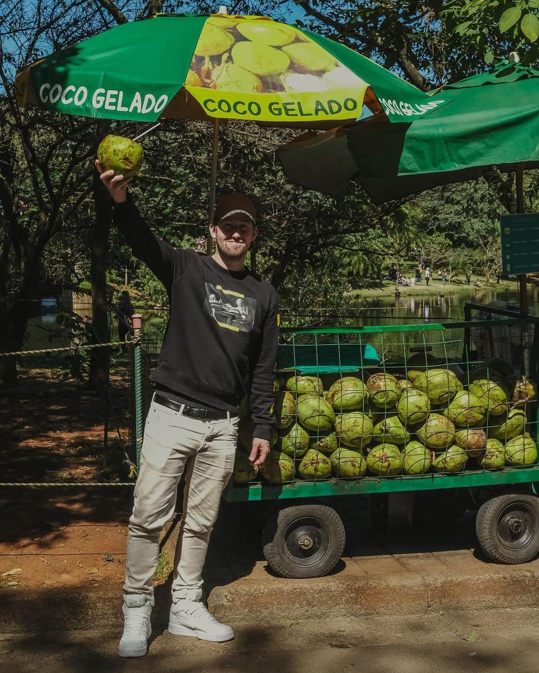 アラン・ウォーカーのインスタグラム：「A coconut a day keeps the doctor away 🥥」