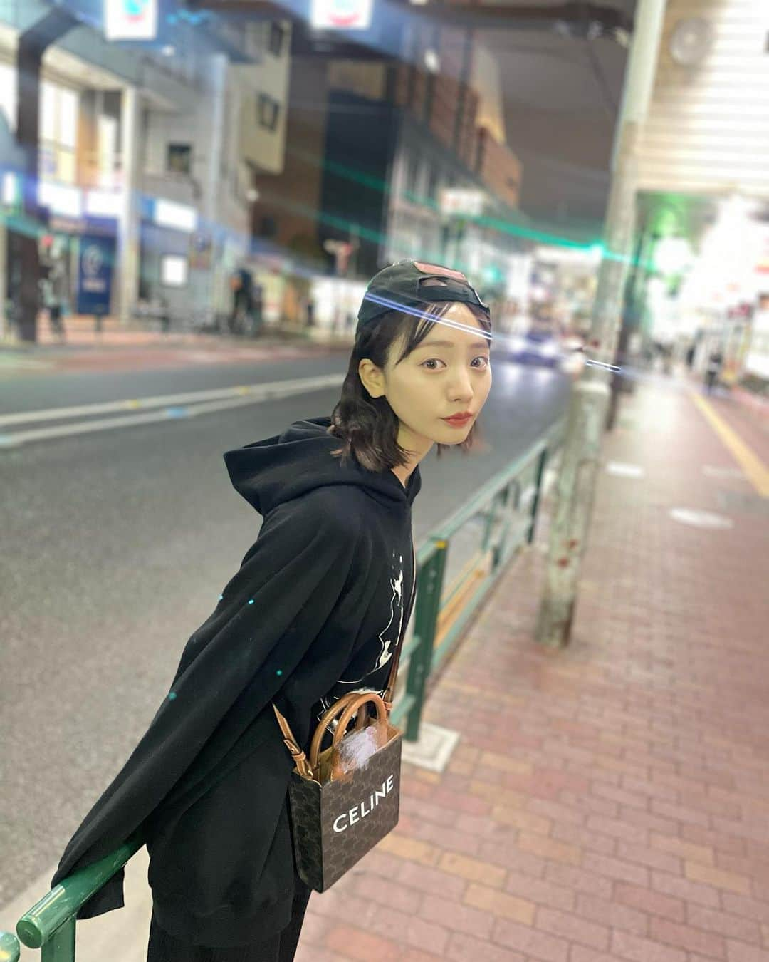 能條愛未さんのインスタグラム写真 - (能條愛未Instagram)「夜のお散歩好き 特に今の時期が一番いい！ 寒すぎず暑すぎず。  あと夏休みの少年みたいにキャップを後ろに被るのも好きです」4月25日 23時13分 - noujoami_official