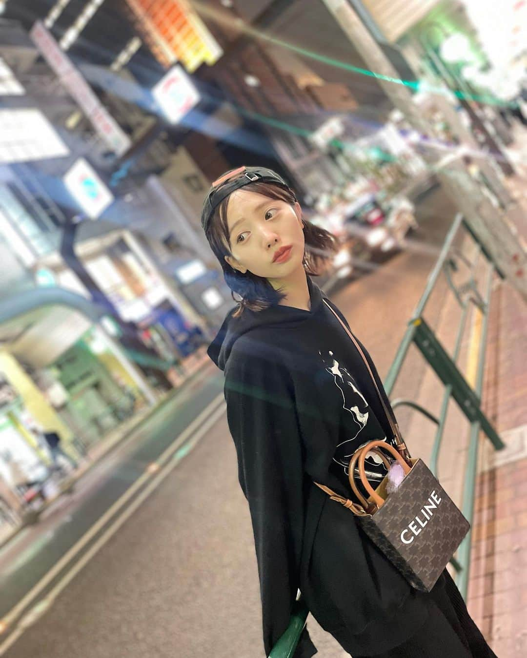 能條愛未さんのインスタグラム写真 - (能條愛未Instagram)「夜のお散歩好き 特に今の時期が一番いい！ 寒すぎず暑すぎず。  あと夏休みの少年みたいにキャップを後ろに被るのも好きです」4月25日 23時13分 - noujoami_official