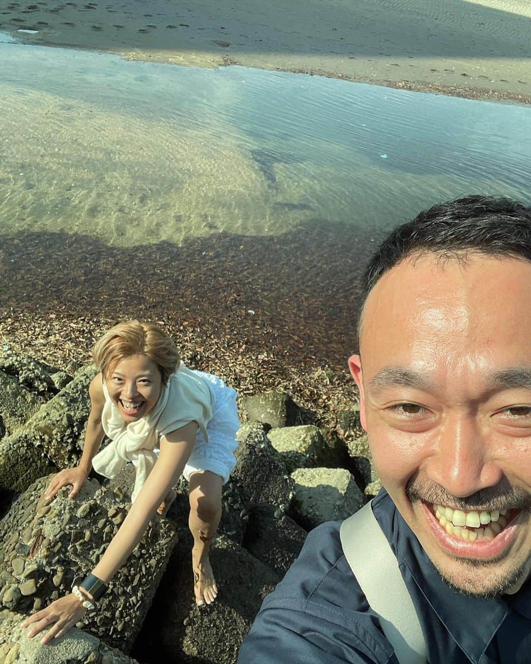 田中菜月さんのインスタグラム写真 - (田中菜月Instagram)「. 【わたしの薩摩会議vol.1】  旅に出たら、友が出来たよ  咲ちゃんが繋いでくれた 薩摩会議で初めましてのお2人と お昼休憩に桜島見ながら、お散歩しようか〜  と、ゆる〜く始まり  コーヒー片手に行ったけれど それは、冒険のはじまりだった。  りょう @ryoitoh と デムナンダ（ヨガナンダさん似） @milavacesso  とわたしの3人で  舗装された道から桜島をみながら 薩摩会議の振り返りをして 帰ろうとしたとき  テトラポットを超えて 海のなかから桜島が見たい！と言った わたしの欲求に乗っかってくれた2人。  行きは デムナンダが砂地とおもいきや トラップにひっかかり 灰の沼にハマり 白いスニーカーは真っ黒に そのおかげで わたしはスニーカーを脱いで ズボンをまくって備えられた  帰りは りょうが3歩先に行き 最善の道や足運びのガイドを してくれて テトラポットを登って 最後はアザラシみたいに ボテっと体ごとゴールした。 （お腹にすり傷ができてた、勲章。）  たくさん笑って 真剣な間があって 圧倒的な大自然を体感した わたしたち。  映画『君の名は。』 みたいな空  真正面に桜島  足元は塩っぱい海で 桜島と繋がっていた。  橋の上から わたしたちを見下ろしたカップルは 手を振ってきた。 わたしたちも振り返した。  帰る頃には、潮が満ちて 来た道がなくなってきていた。  引き潮の時にだけ現れる 桜島のアリーナ席。  海に降りて桜島を見たい！と言った わたしの願いを叶えてくれた2人。  願いを口に出す コンフォートゾーンから出る 旅に出る  出たから会えた 友に感謝。  #薩摩会議2023  #薩摩会議  #桜島 #ウェルビーイング #身体性 #生命力 #グランディング #君の名は  #男性性と女性性  #旅  #ジャーニー #よしみ屋  #鹿児島ラーメン」4月25日 23時13分 - natsuki_hakko