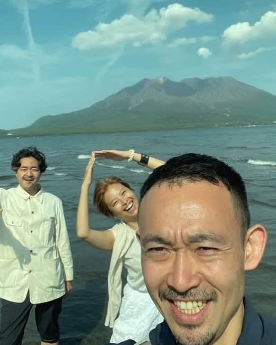 田中菜月さんのインスタグラム写真 - (田中菜月Instagram)「. 【わたしの薩摩会議vol.1】  旅に出たら、友が出来たよ  咲ちゃんが繋いでくれた 薩摩会議で初めましてのお2人と お昼休憩に桜島見ながら、お散歩しようか〜  と、ゆる〜く始まり  コーヒー片手に行ったけれど それは、冒険のはじまりだった。  りょう @ryoitoh と デムナンダ（ヨガナンダさん似） @milavacesso  とわたしの3人で  舗装された道から桜島をみながら 薩摩会議の振り返りをして 帰ろうとしたとき  テトラポットを超えて 海のなかから桜島が見たい！と言った わたしの欲求に乗っかってくれた2人。  行きは デムナンダが砂地とおもいきや トラップにひっかかり 灰の沼にハマり 白いスニーカーは真っ黒に そのおかげで わたしはスニーカーを脱いで ズボンをまくって備えられた  帰りは りょうが3歩先に行き 最善の道や足運びのガイドを してくれて テトラポットを登って 最後はアザラシみたいに ボテっと体ごとゴールした。 （お腹にすり傷ができてた、勲章。）  たくさん笑って 真剣な間があって 圧倒的な大自然を体感した わたしたち。  映画『君の名は。』 みたいな空  真正面に桜島  足元は塩っぱい海で 桜島と繋がっていた。  橋の上から わたしたちを見下ろしたカップルは 手を振ってきた。 わたしたちも振り返した。  帰る頃には、潮が満ちて 来た道がなくなってきていた。  引き潮の時にだけ現れる 桜島のアリーナ席。  海に降りて桜島を見たい！と言った わたしの願いを叶えてくれた2人。  願いを口に出す コンフォートゾーンから出る 旅に出る  出たから会えた 友に感謝。  #薩摩会議2023  #薩摩会議  #桜島 #ウェルビーイング #身体性 #生命力 #グランディング #君の名は  #男性性と女性性  #旅  #ジャーニー #よしみ屋  #鹿児島ラーメン」4月25日 23時13分 - natsuki_hakko