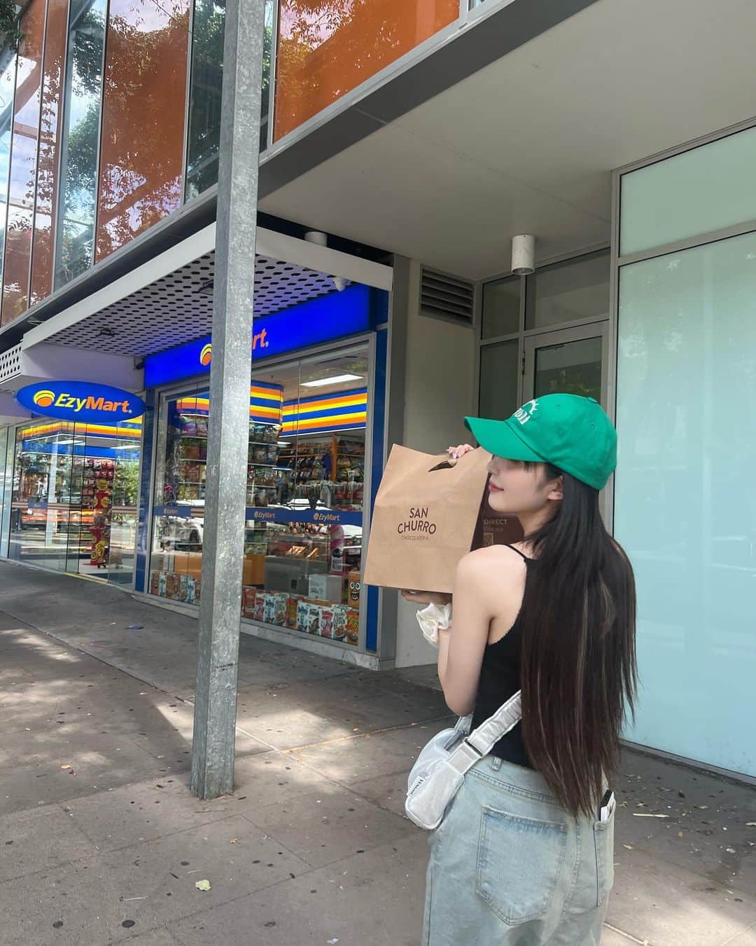 のインスタグラム：「オーストラリア🇦🇺🤍2日目  チュロス食べにユニバとディズニー 行くぐらいチュロス大好きマン ここのチュロスまた食べたい😗  ちなみに最近アックジョンロデオで めちゃくちゃ流行ってるチュロス屋さん あるけどまだ行ってない😪笑」