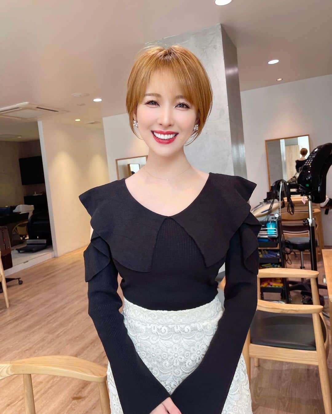 瀬戸早妃のインスタグラム：「最近お勉強の毎日であまり外で写真を撮る機会がないので、ここぞとばかりに3連投すみません🥲🖤  写真はsay.の @k.tosaki さん✂️  普段Twitterに呟いている勉強メモを、 インスタにも貼ってみます(需要なし💦)  今日は年金計算問題をずっとやっていますがなかなか慣れない✏️  あと約1ヶ月、ひたすら応用問題は手が勝手に動くくらいまでやり込むのみだそうです📕✨  #FP1級 #資格取得 #試験勉強」