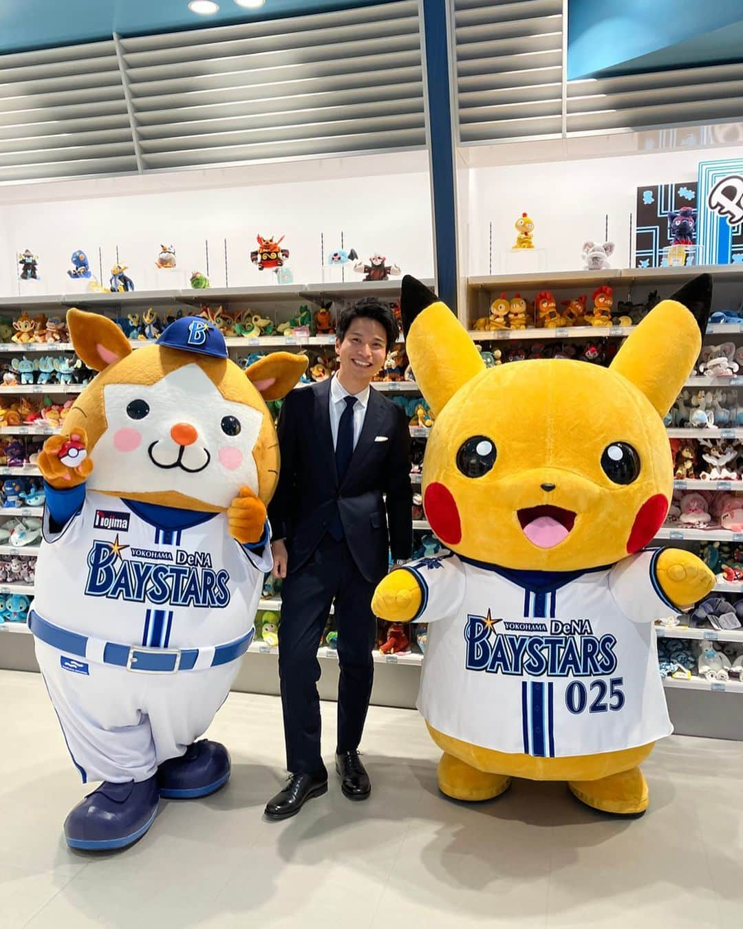 山田弥希寿のインスタグラム：「『ポケモンボールパーク ヨコハマ』の記者会見司会→ベイスターズスタジアムDJ 今日もしっかり喋りました👍  【ベイスターズの試合】 先制点に追加点、追いつかれそうになっても粘りを見せ、再び得点をとる。これでハマスタ7連勝！ "横浜頂戦"目指すは頂点。 明日も勝ちましょう！！！  【ポケモンボールパーク ヨコハマの司会】 ポケモンセンターにて司会をさせていただきました🎤（よく行きます）山﨑選手はご自身のピカチュウバージョンを持って記者会見に⚡️当時のものが保管されていてテンション上がりました！そして、戸柱選手のポケモン愛に会場は笑いに包まれました！金銀バージョンの話や好きなポケモンの話など、ポケモン好きとして幸せな時間。6/30(金)からの『ポケモンボールパーク ヨコハマ』楽しみです！  #baystars #横浜頂戦 #横浜DeNAベイスターズ #pokemon #ポケモン #スターマン #ピカチュウ #ポケモン大好き #スタジアムDJ #アナウンサー #司会 #MC #山田みきとし」