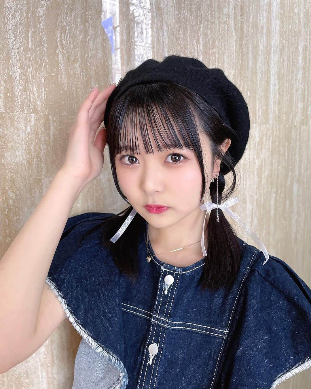 久保田沙矢香のインスタグラム：「ベレー帽 初挑戦しました( ' ' )♡ どかな？  ピアスも可愛いんだよ~  #ベレー帽 #ベレー帽コーデ #shein #shein購入品 #デニム #デニムコーデ #デニムワンピース #lilybrown #littledeer #ピアス #ハートピアス」