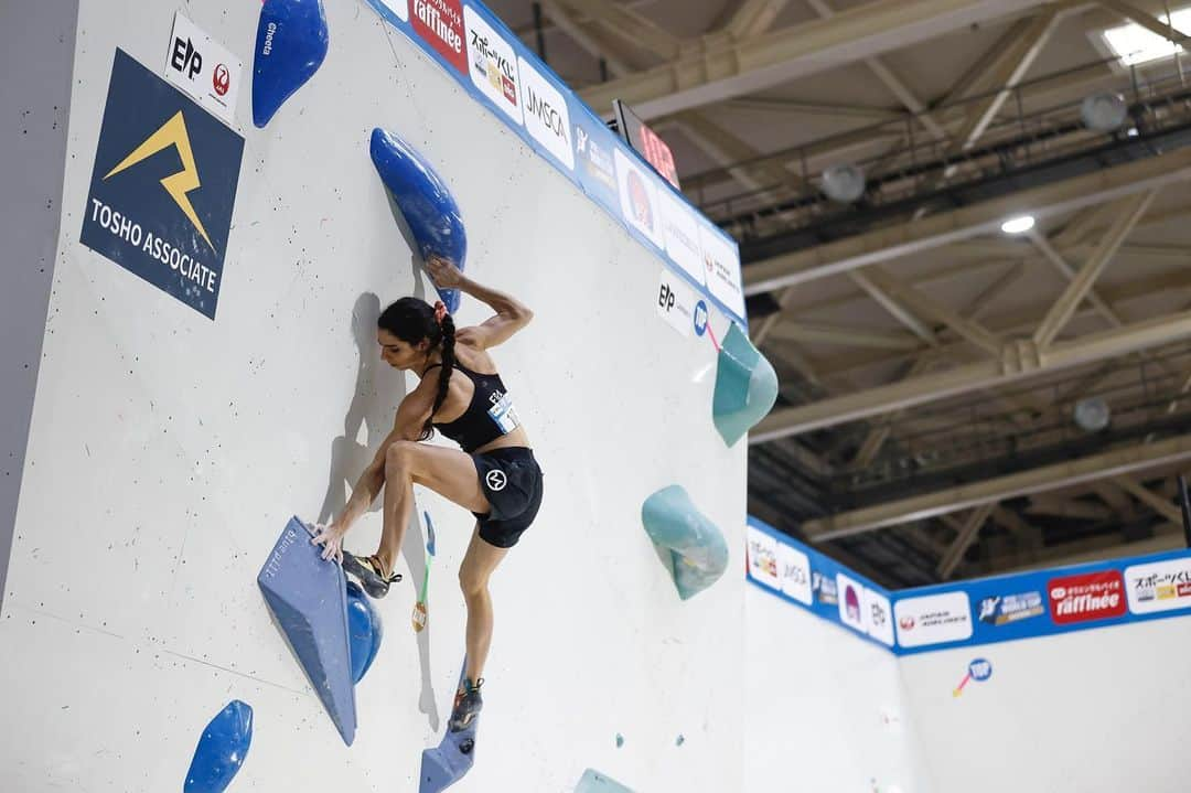 ファニー・ジベールのインスタグラム：「[BWC Hachioji 🇯🇵]  Bouldering world cup 1rst stage is done ✔️ ✈️ Flying from 🇯🇵 to Korea 🇰🇷  For the 2nd stage which will start 🔜 on saturday  •  La première étape de la coupe du monde c’est fini ✔️  On décolle ✈️ de Tokyo 🇯🇵 direction la Corée 🇰🇷 Pour la 2eme étape qui commence 🔜samedi   •  Primera prueba de la copa del mundo esta hecha ✔️ Despeguemos ✈️ de Tokyo🇯🇵 hacia Korea 🇰🇷  Para la segunda prueba que empieza 🔜 sabado   •  📸 @ifsclimbing」